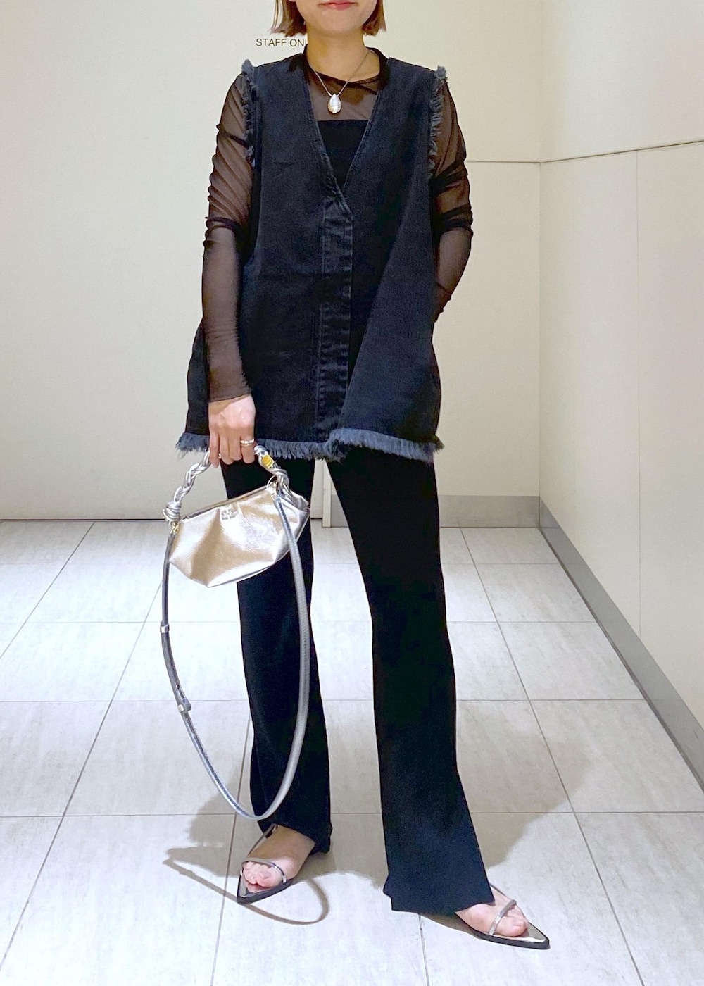 「GANNI、ガニー、Ben Amun、ベンアムン、24SS、24SS春の新作、デニムベスト、ニットパンツ、ママコーデ、休日スタイル、お出かけコーデ、大人かわいい、ADAM ET ROPÉ、骨格ウェーブ、ブルべ」|「ADAM ET ROPE'のナローフラットサンダル(サンダル、シルバー系)」を使った、KUBOTAさん(レディース・159cm)の春コーディネートの2枚目の写真