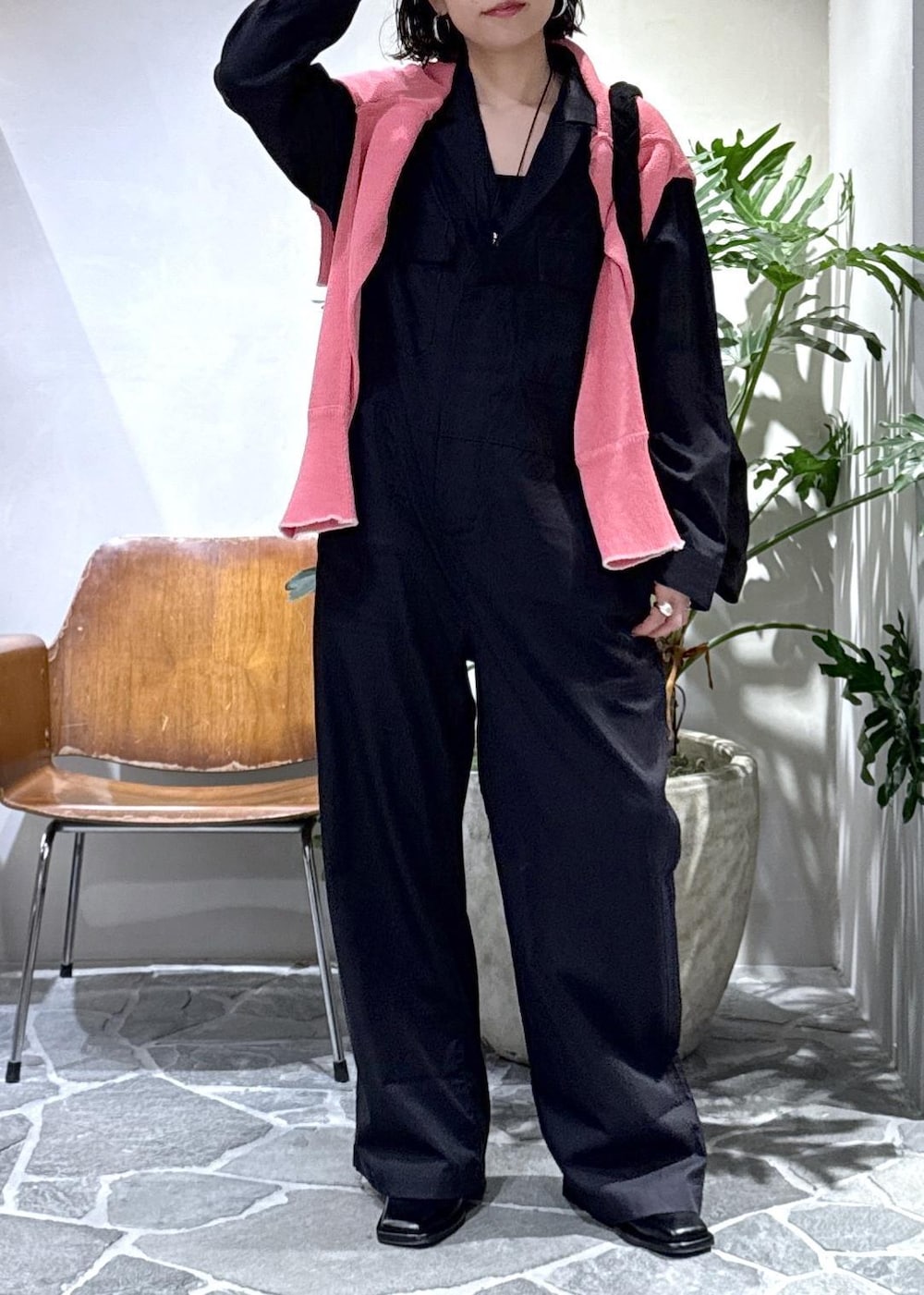 ブラック系のショルダーバッグ、ブラック系のサンダル、ピンク系のニット/セーターを着用したレディースの春コーディネートの3枚目の写真