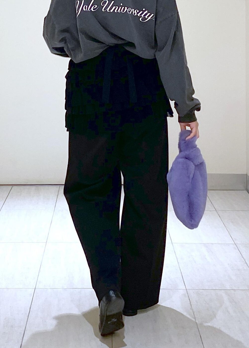 ブラック系のローファー、パープル系のトートバッグ、シルバー系のネックレスを着用したレディースの冬コーディネートの5枚目の写真