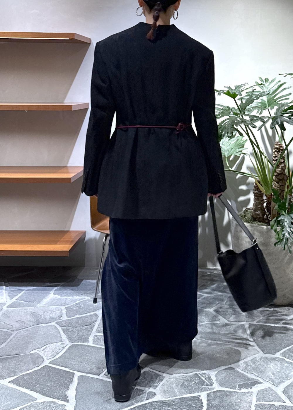 グレー系のシャツ/ブラウス、ブラック系のショルダーバッグ、ブルー系のワンピースを着用したレディースの冬コーディネートの8枚目の写真