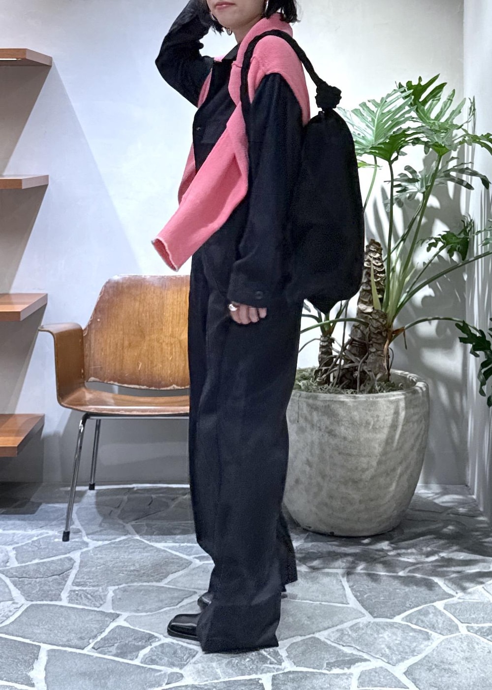 ブラック系のショルダーバッグ、ブラック系のサンダル、ピンク系のニット/セーターを着用したレディースの春コーディネートの4枚目の写真