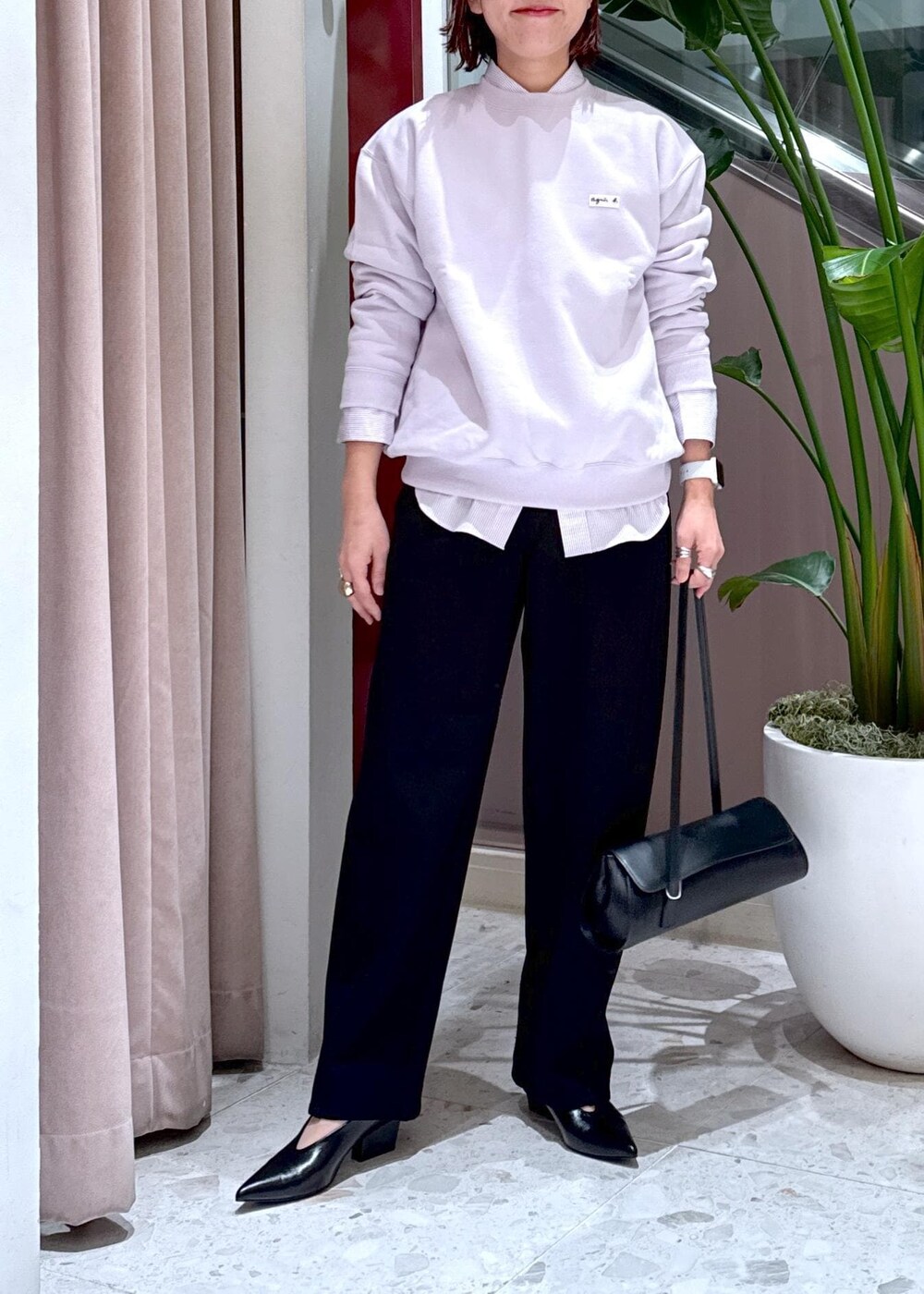 ブラック系のその他パンツ、ブラック系のショルダーバッグ、パープル系のスウェットを着用したレディースの冬コーディネートの9枚目の写真