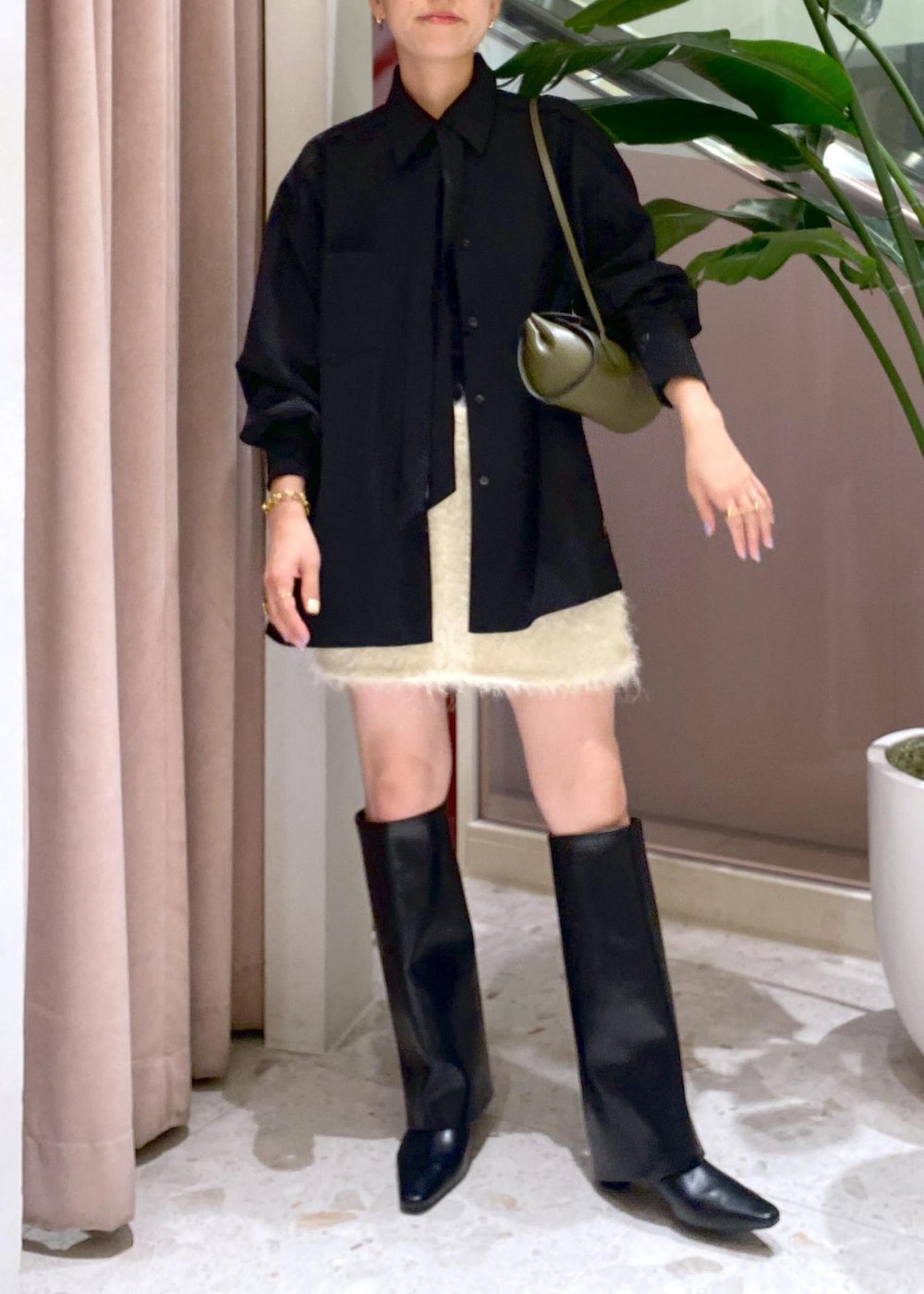 「24AW、24AW秋の新作、ママコーデ、ママ、とろみシャツ、とろみブラウス、ネクタイ、タイ、ロングブーツ、レザー、ミニスカート、フラッフィー、30代、初秋コーデ、秋コーデ」|「ADAM ET ROPE'のフラッフィーミニスカート(スカート、ホワイト系)」を使った、KUBOTAさん(レディース・159cm)の秋コーディネートの2枚目の写真