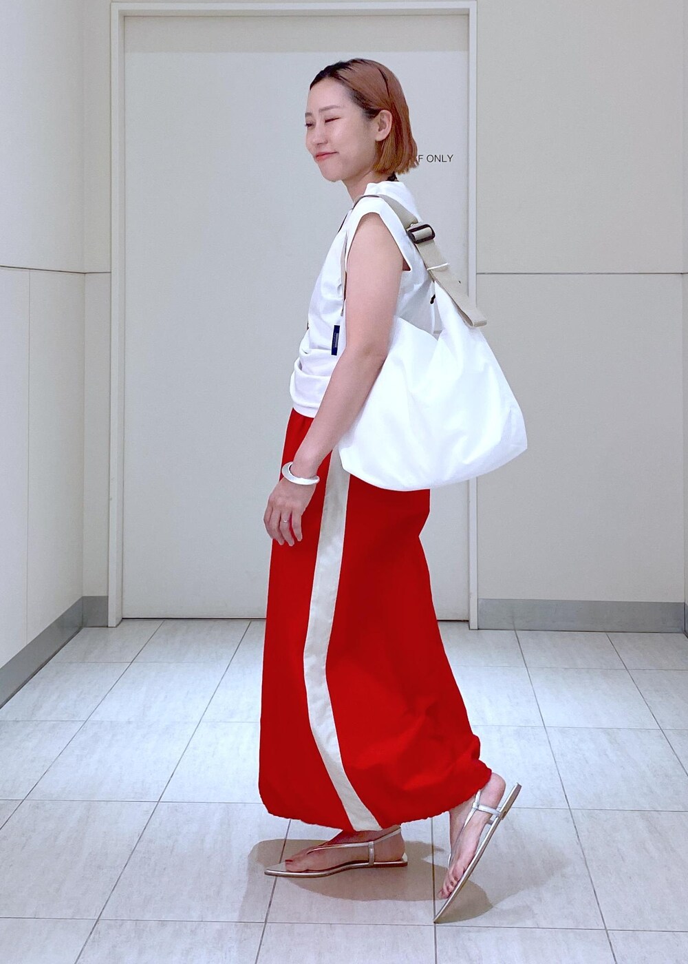 「ジュライナイン、JULY NINE、ベンアムン、Ben Amun、サイドライン、夏、アシンメトリー、ビーチサンダル、バングル、24SS、24SS春の新作、24SS夏の新作、ママ、ママコーデ、お出かけコーデ」｜「ADAM ET ROPE'のキュビズムバングル（バングル/リストバンド、シルバー系）」を使った、KUBOTAさん（レディース・159cm）の夏コーディネートの4枚目の写真