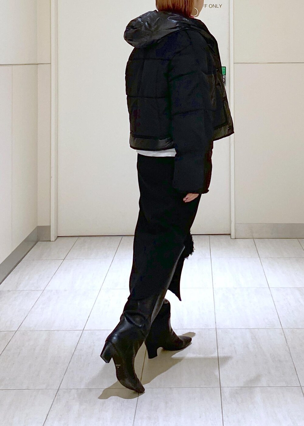 ピンク系のニット/セーター、ブラック系のブーツ、ブラック系のショルダーバッグを着用したレディースの秋コーディネートの4枚目の写真