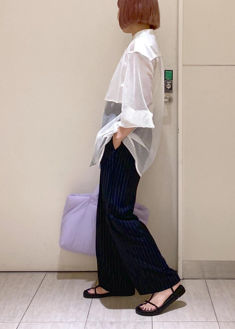 ブラック系のその他パンツ、ブラック系のサンダル、ホワイト系のシャツ/ブラウスを着用したレディースの夏コーディネートの3枚目の写真