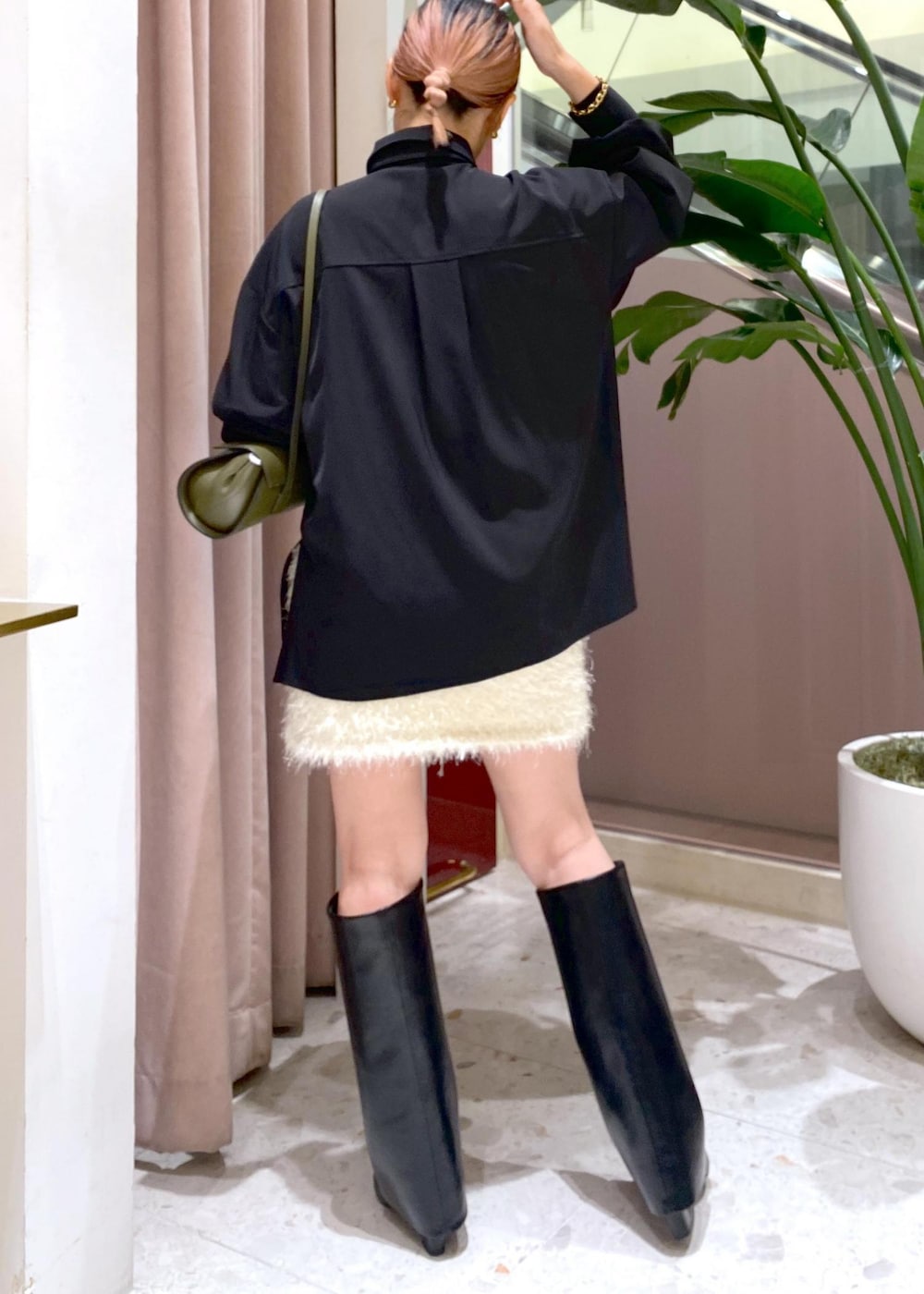 「24AW、24AW秋の新作、ママコーデ、ママ、とろみシャツ、とろみブラウス、ネクタイ、タイ、ロングブーツ、レザー、ミニスカート、フラッフィー、30代、初秋コーデ、秋コーデ」|「ADAM ET ROPE'のフラッフィーミニスカート(スカート、ホワイト系)」を使った、KUBOTAさん(レディース・159cm)の秋コーディネートの6枚目の写真