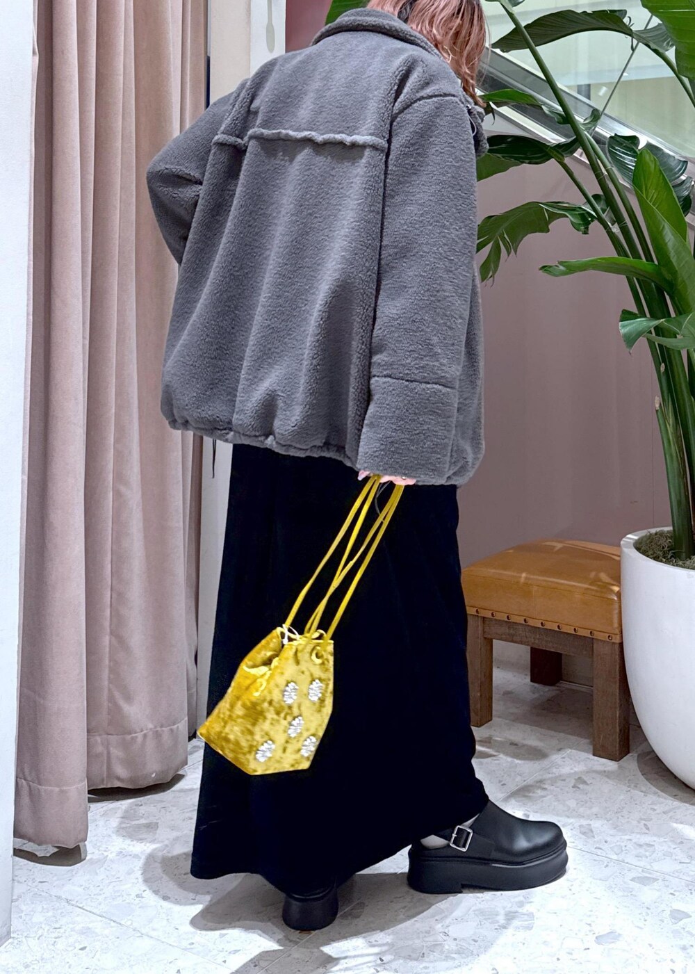 ブラック系のサンダル、グレー系のブルゾン、イエロー系のハンドバッグを着用したレディースの秋コーディネートの4枚目の写真