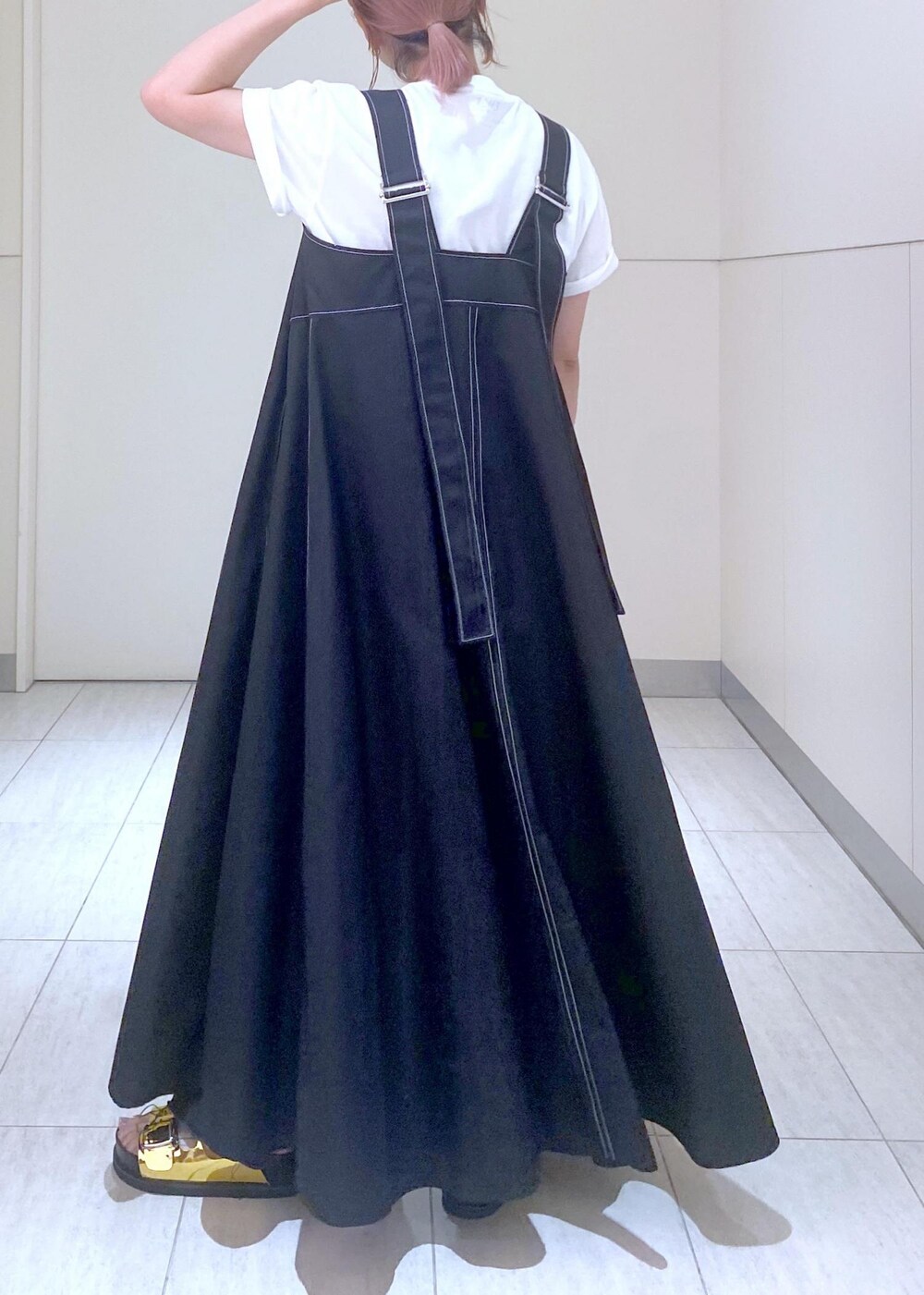 「GANNI、ガニー、逸品、24SS、24SS夏の新作、SALE、SALEアイテム、セールアイテム、ママ、ママコーデ、A WEEK ABROAD、Tシャツ、Tシャツコーデ、デニムコーデ、夏コーデ」|「ADAM ET ROPE'のダブルバックルプラットフォームサンダル(サンダル、ゴールド系)」を使った、KUBOTAさん(レディース・159cm)の夏コーディネートの9枚目の写真