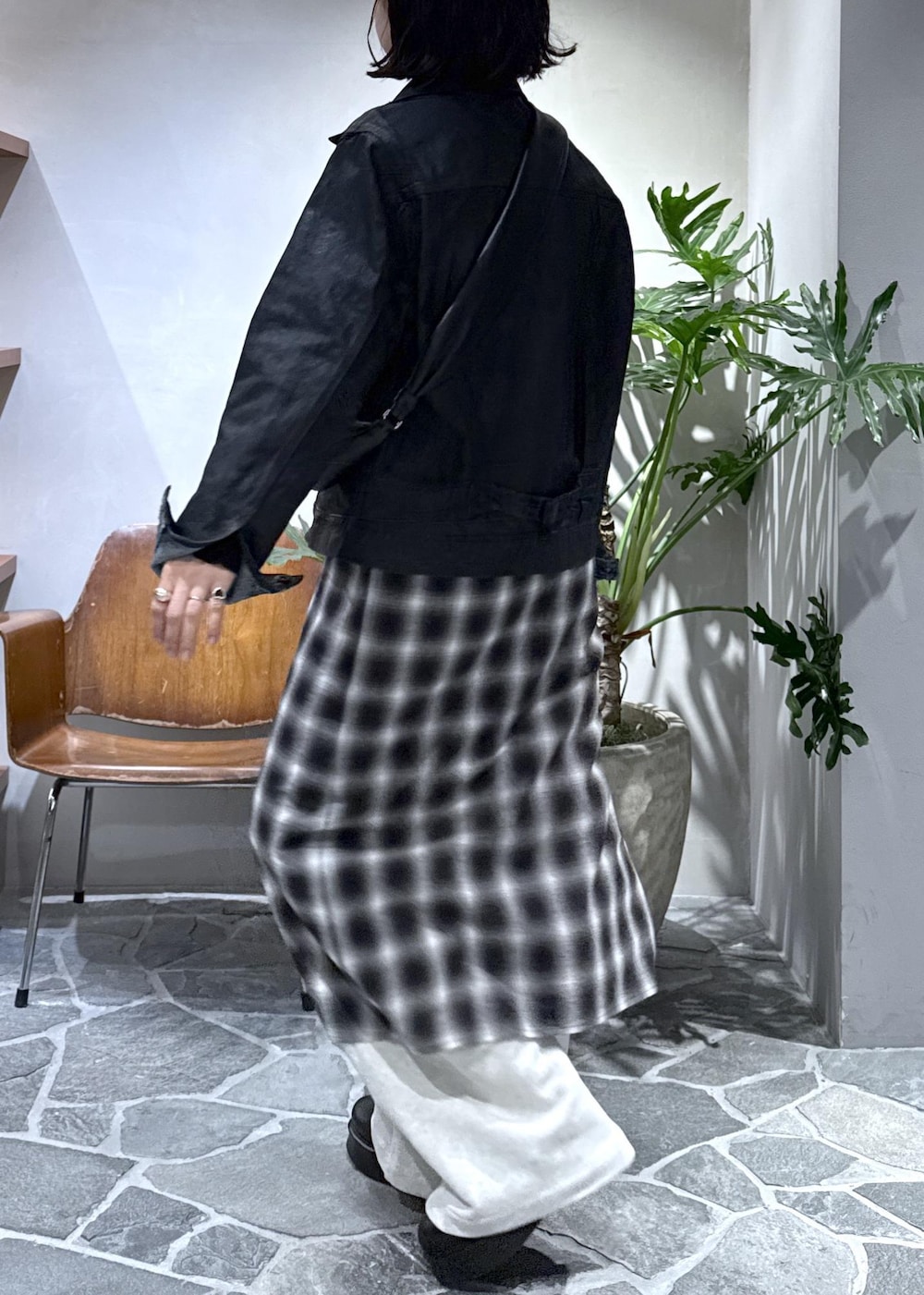 ブラック系のTシャツ/カットソー、ホワイト系のその他パンツ、ブラック系のワンピースを着用したレディースの冬コーディネートの4枚目の写真