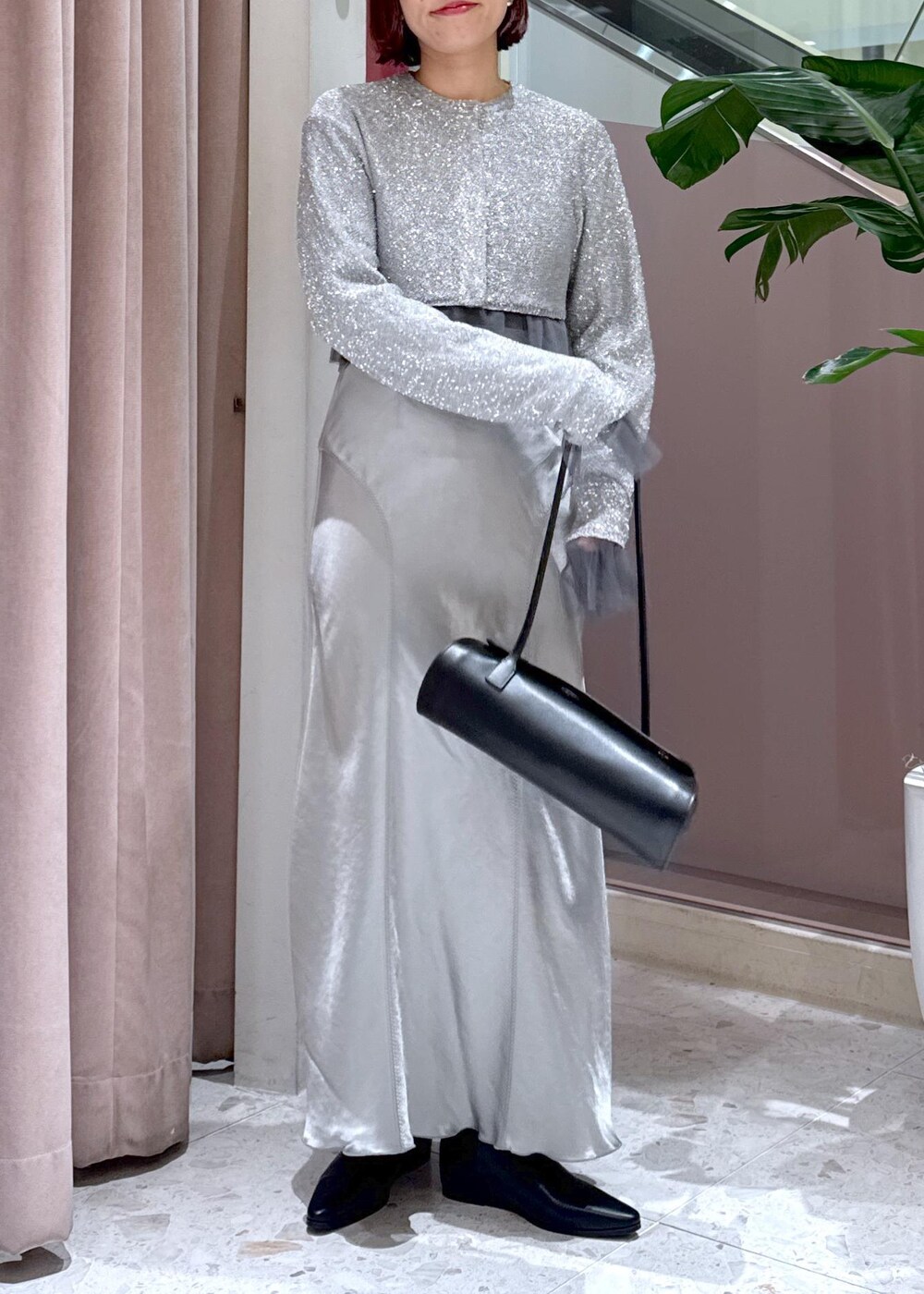 ブラック系のショルダーバッグ、ブラック系のブーツ、グレー系のカーディガン/ボレロを着用したレディースの冬コーディネートの3枚目の写真