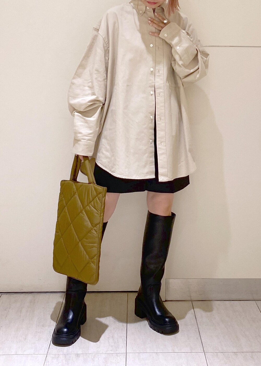 ブラック系のその他パンツ、ベージュ系のシャツ/ブラウス、ブラック系のブーツを着用したレディースの夏コーディネートの5枚目の写真