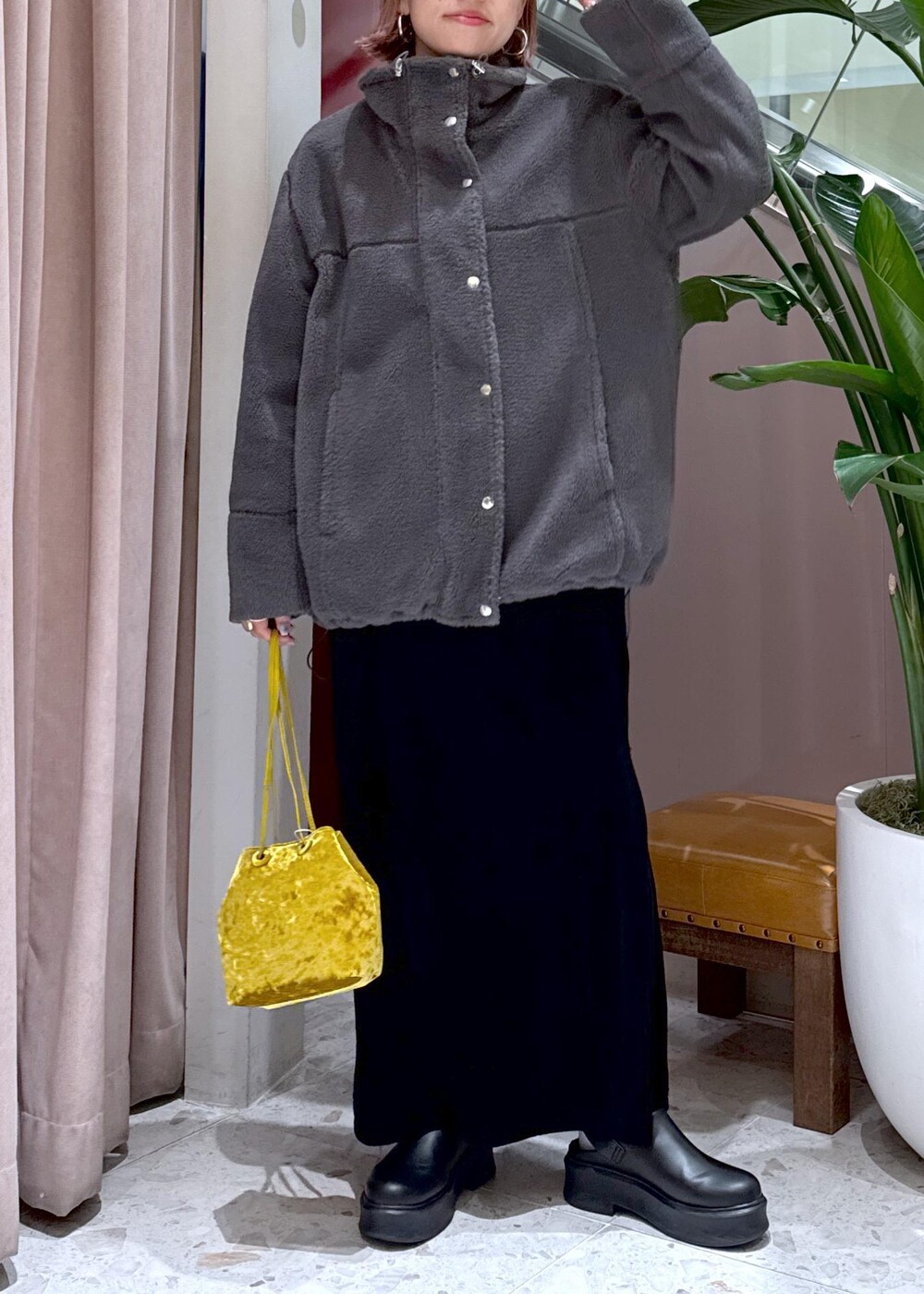 ブラック系のサンダル、グレー系のブルゾン、イエロー系のハンドバッグを着用したレディースの秋コーディネートの9枚目の写真