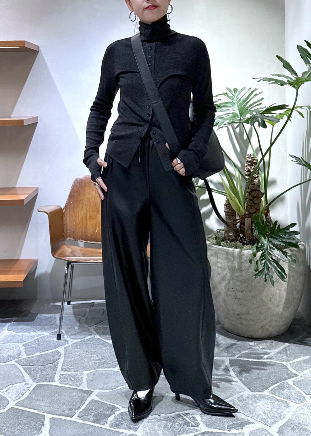 ブラック系のショルダーバッグ、ブラック系のパンプス、ブラック系のその他パンツを着用したレディースの秋コーディネートの8枚目の写真
