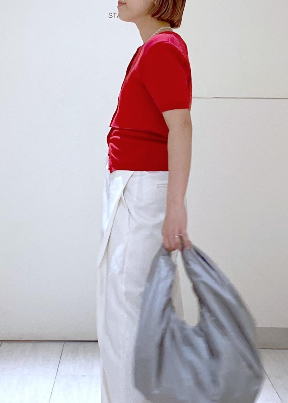 ホワイト系のその他パンツ、シルバー系のパンプス、シルバー系のネックレスを着用したレディースの冬コーディネートの5枚目の写真