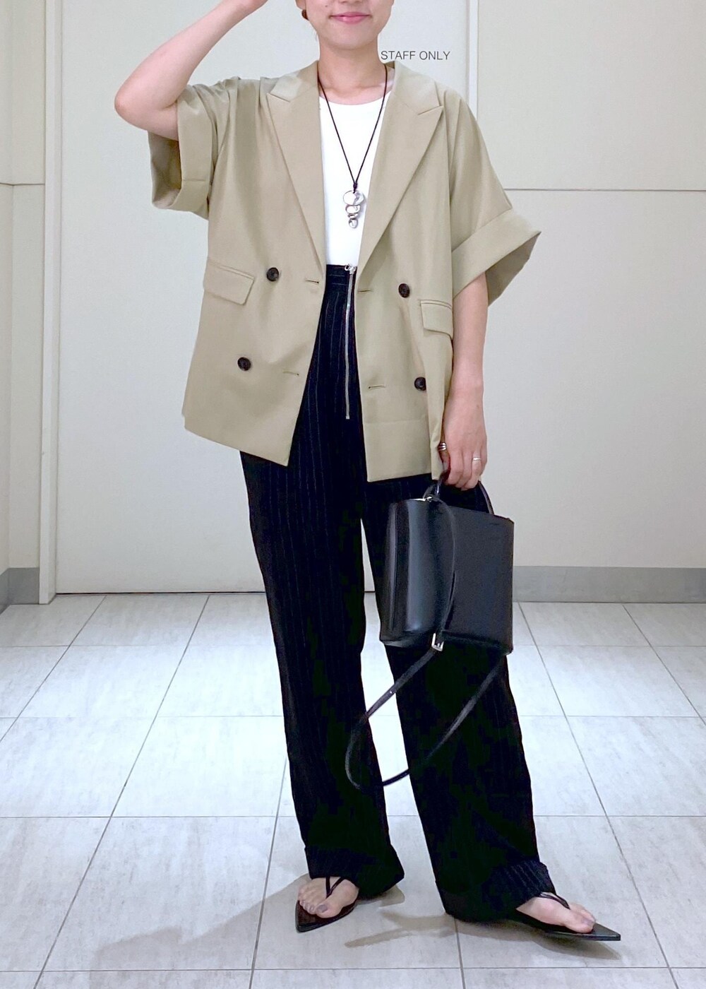 「jane smith、ジェーンスミス、ビーチサンダル、トングサンダル、Ben Amun、ベンアムン、24SS、24SS夏の新作、24AW、24AW秋の新作、ママ、ママコーデ、ジャケットコーデ、ショルダーバッグ、レザーバッグ」｜「ADAM ET ROPE'のストラップビーチサンダル（サンダル、ブラック系）」を使った、KUBOTAさん（レディース・159cm）の夏コーディネートの3枚目の写真