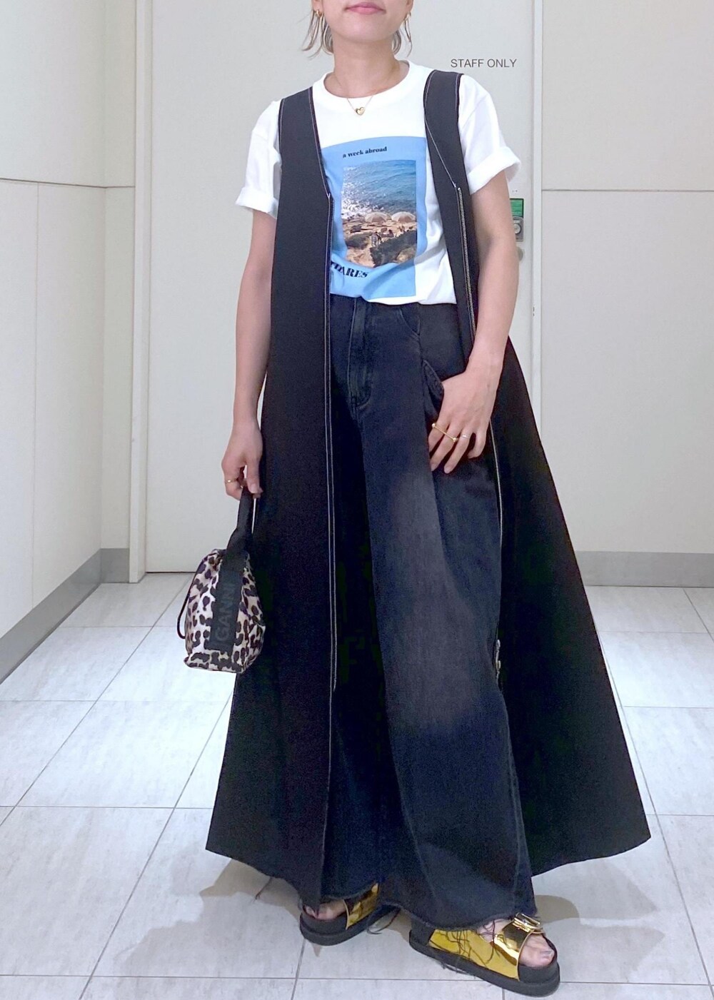「GANNI、ガニー、逸品、24SS、24SS夏の新作、SALE、SALEアイテム、セールアイテム、ママ、ママコーデ、A WEEK ABROAD、Tシャツ、Tシャツコーデ、デニムコーデ、夏コーデ」|「ADAM ET ROPE'のダブルバックルプラットフォームサンダル(サンダル、ゴールド系)」を使った、KUBOTAさん(レディース・159cm)の夏コーディネートの3枚目の写真