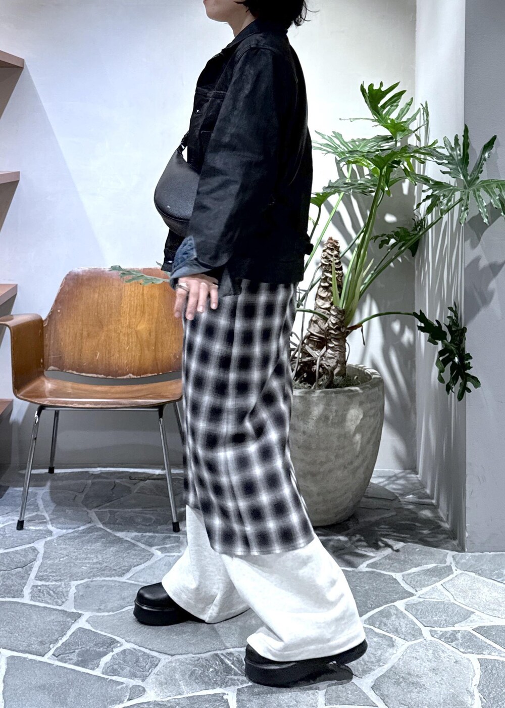 ブラック系のTシャツ/カットソー、ホワイト系のその他パンツ、ブラック系のワンピースを着用したレディースの冬コーディネートの3枚目の写真