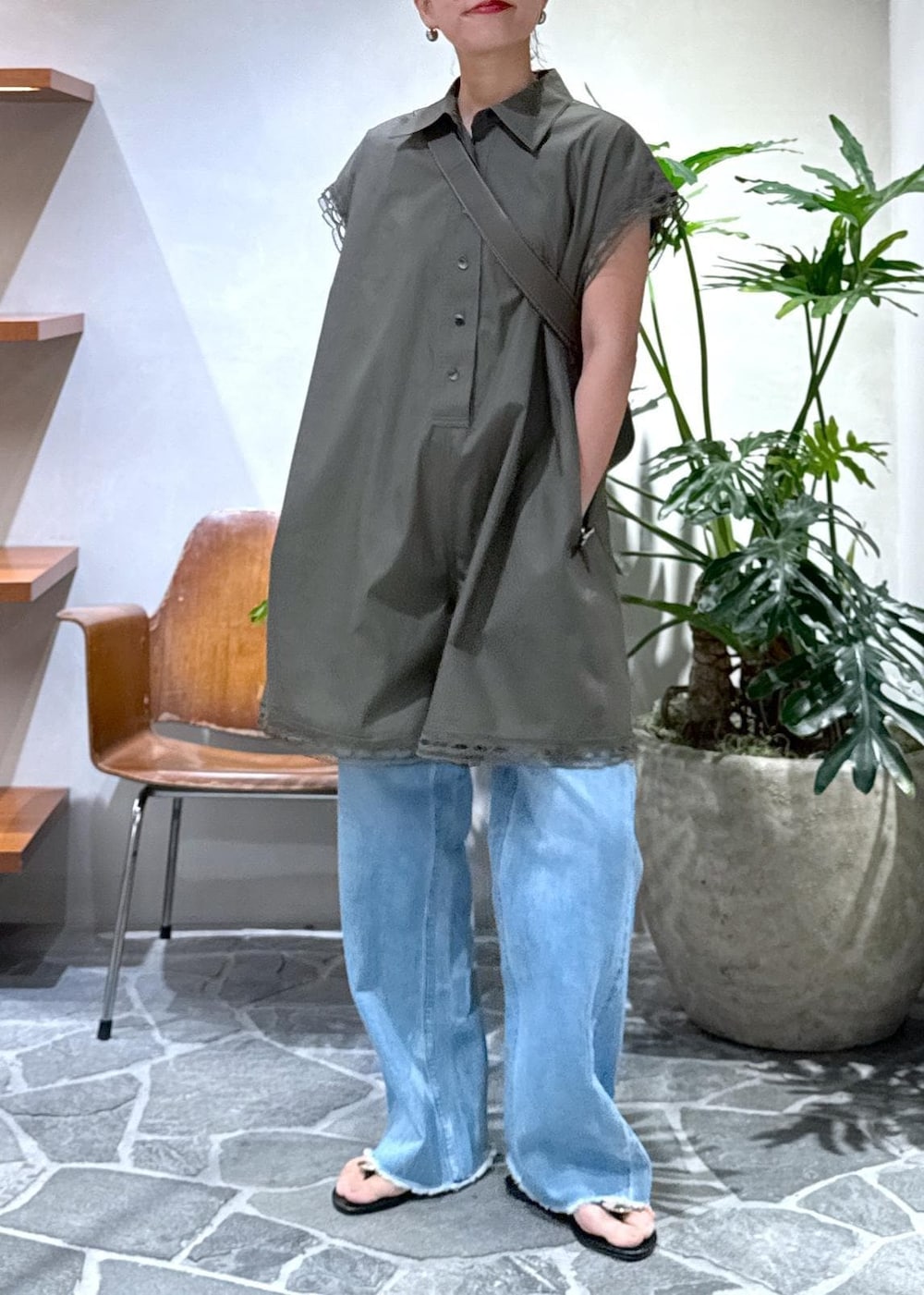 「25ss、25ss夏の新作、ママ、ママコーデ、ヘルシーデニム、Healthy denim、夏コーデ、運動会コーデ、デートコーデ、お出かけコーデ、旅行コーデ、フェスコーデ、推し活コーデ、女子会コーデ、大人カジュアル」｜「ADAM ET ROPE'の【Healthy Denim for ADAM ET ROPE'】別注 Daisy（デニムパンツ、ブルー系）」を使った、KUBOTAさん（レディース・159cm）の夏コーディネートの3枚目の写真