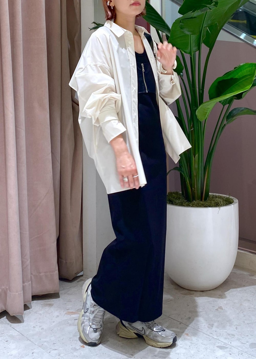 ブラック系のショルダーバッグ、ブラック系のワンピース、ホワイト系のシャツ/ブラウスを着用したレディースの春コーディネートの3枚目の写真