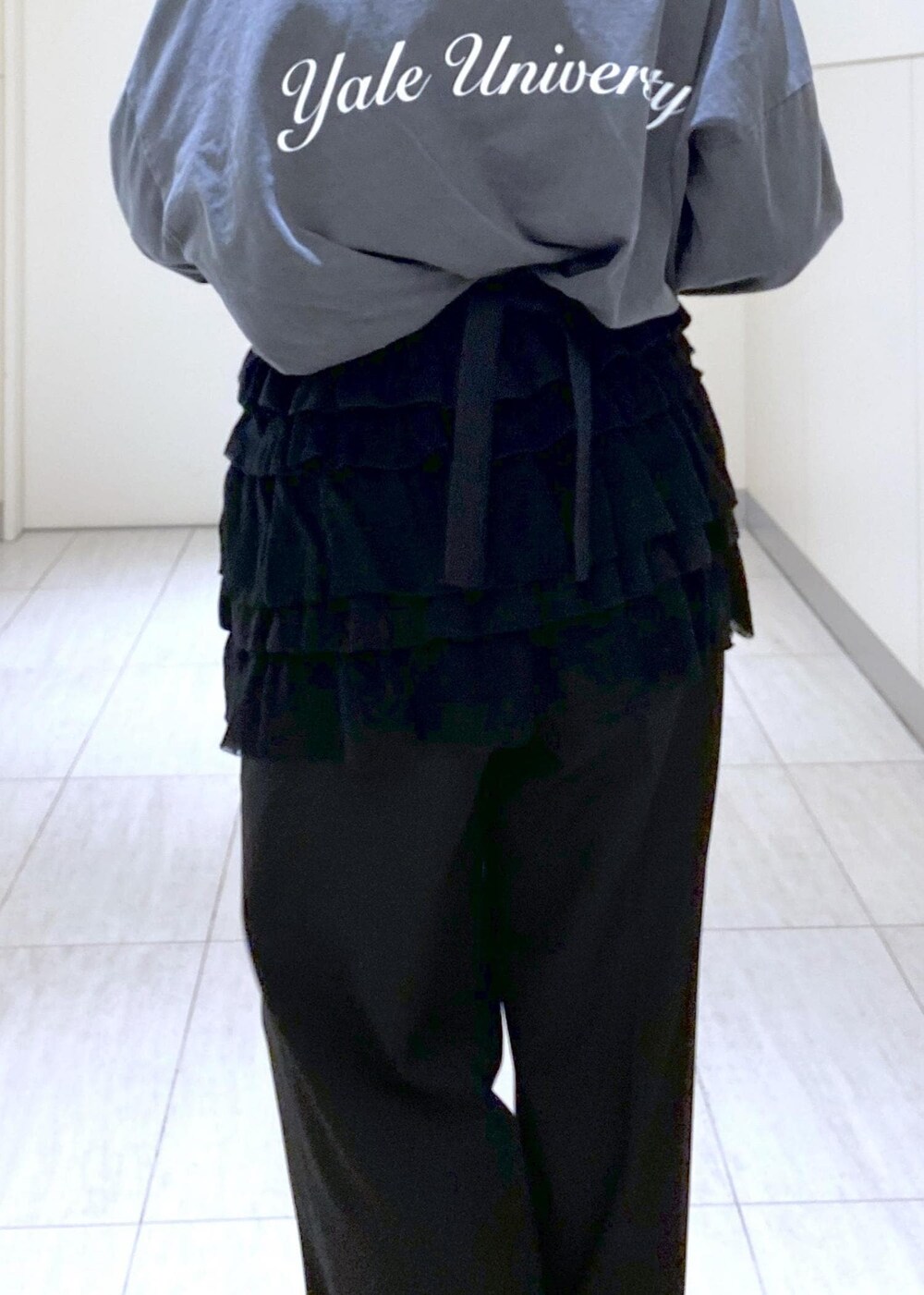 ブラック系のローファー、パープル系のトートバッグ、シルバー系のネックレスを着用したレディースの冬コーディネートの9枚目の写真