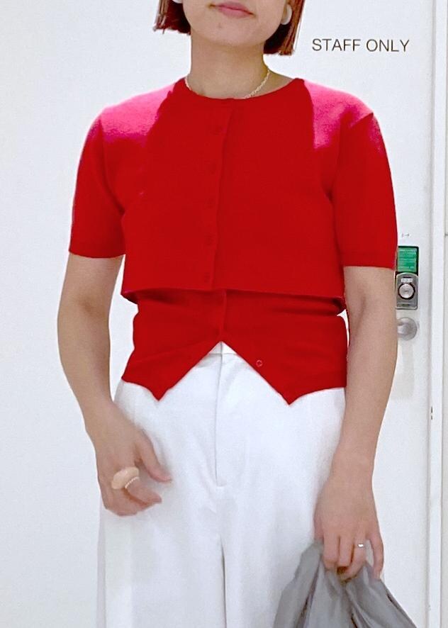 ホワイト系のその他パンツ、シルバー系のパンプス、シルバー系のネックレスを着用したレディースの冬コーディネートの6枚目の写真