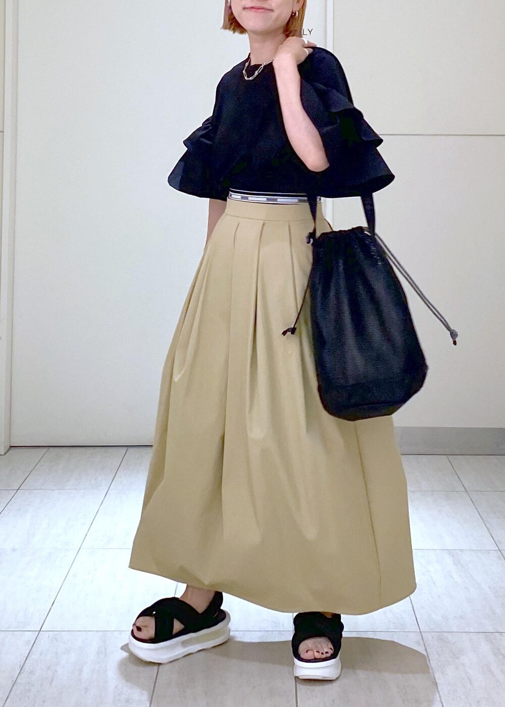 「24SS、24SS春の新作、24SS夏の新作、大人かわいい、大人フェミニン、カジュアルフェミニン、休日スタイル、休日コーデ、お出かけコーデ、ママコーデ、30代、フォトT、ラッフルT、チノ、NOMADIS」｜「ADAM ET ROPE'のコネクトチェーンネックレス（ネックレス、シルバー系）」を使った、KUBOTAさん（レディース・159cm）の春コーディネートの6枚目の写真