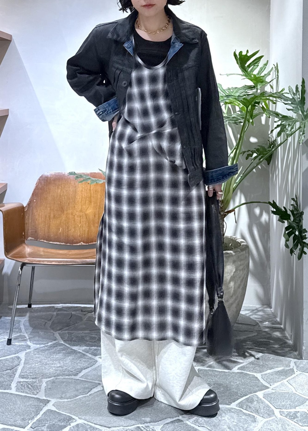 ブラック系のTシャツ/カットソー、ホワイト系のその他パンツ、ブラック系のワンピースを着用したレディースの冬コーディネートの8枚目の写真