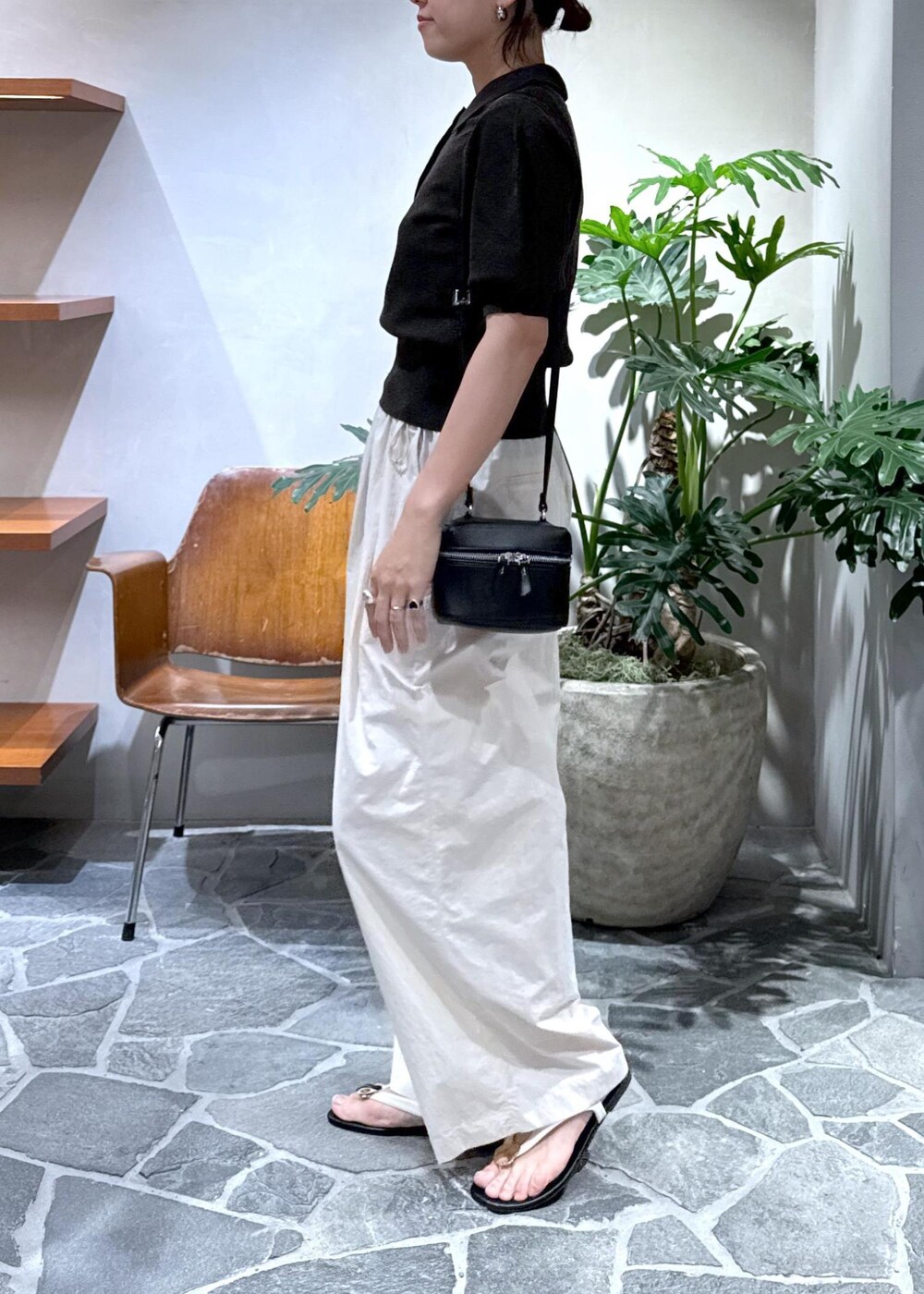 ホワイト系のその他パンツ、ブラック系のショルダーバッグ、ブルー系のポロシャツを着用したレディースの夏コーディネートの4枚目の写真