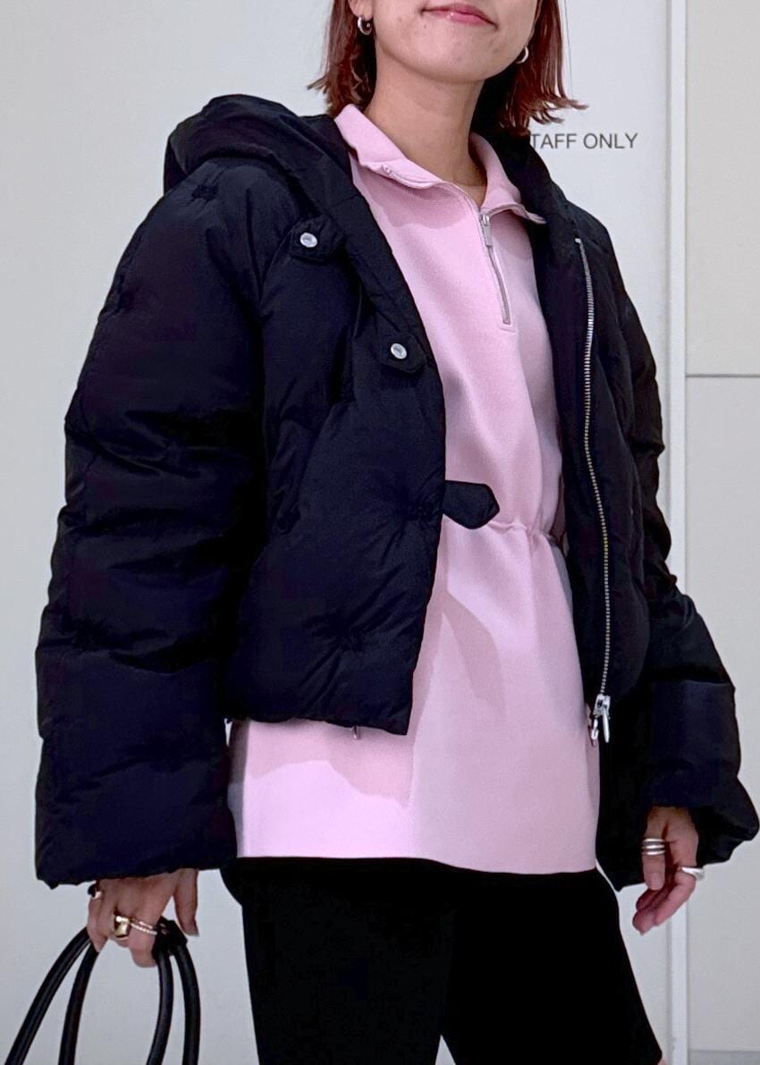 ブラック系のブーツ、ピンク系のその他トップス、ブラック系のボストンバッグを着用したレディースの秋コーディネートの8枚目の写真