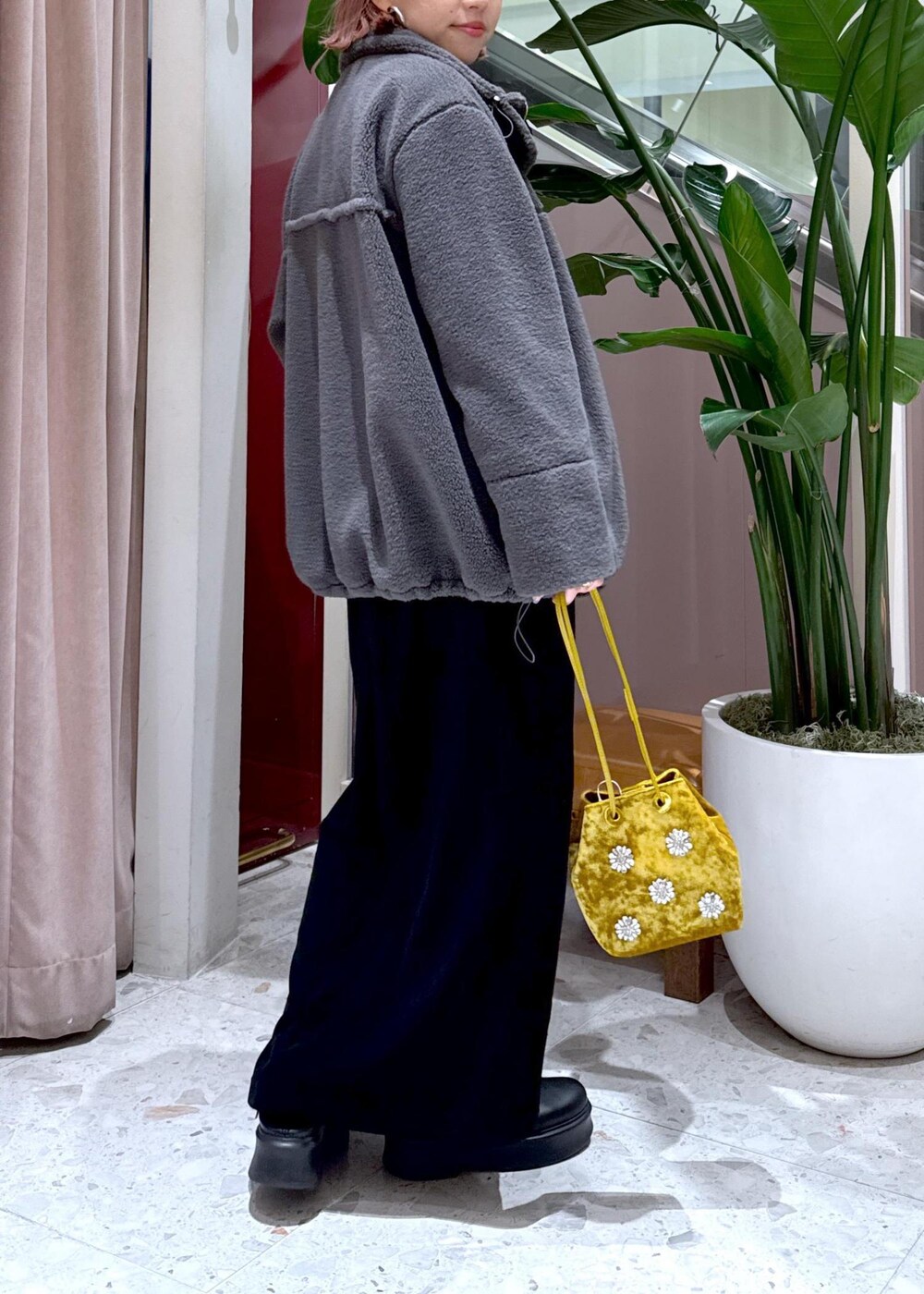 ブラック系のサンダル、グレー系のブルゾン、イエロー系のハンドバッグを着用したレディースの秋コーディネートの3枚目の写真