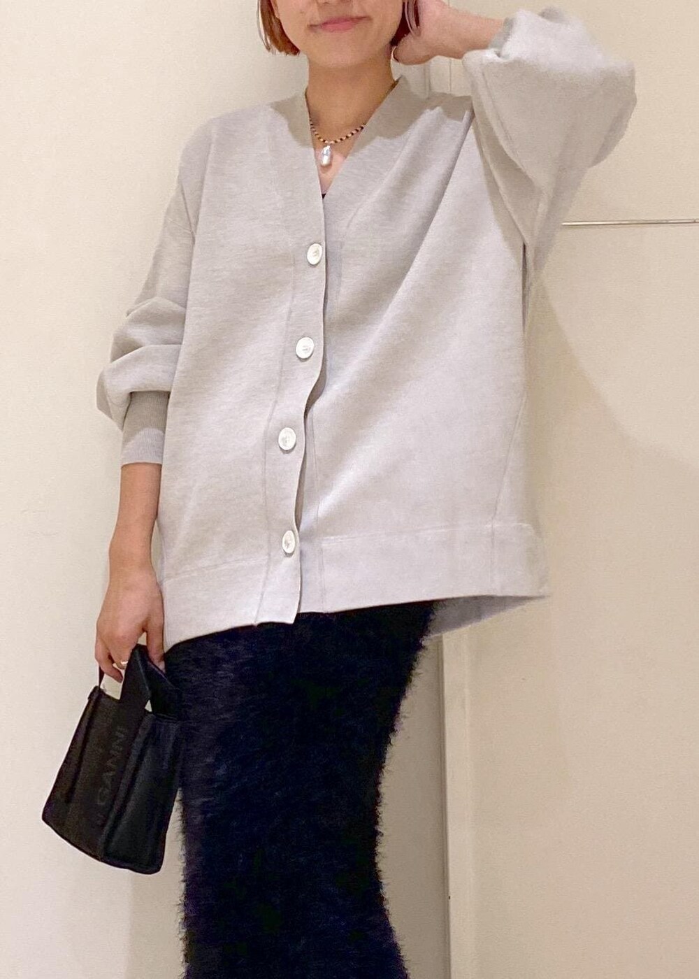「フリンジファー、モカシン、GANNI、ガニー、30代、ママコーデ、リラックスコーデ、楽ちんコーデ、休日コーデ、Hai、ハイ、タイトスカート、シンプルコーデ、ADAM ET ROPÉ、FEMME」|「haiの【HAI】FRANCES NECKLACE(ネックレス、ブラック系)」を使った、KUBOTAさん(レディース・159cm)の夏コーディネートの4枚目の写真