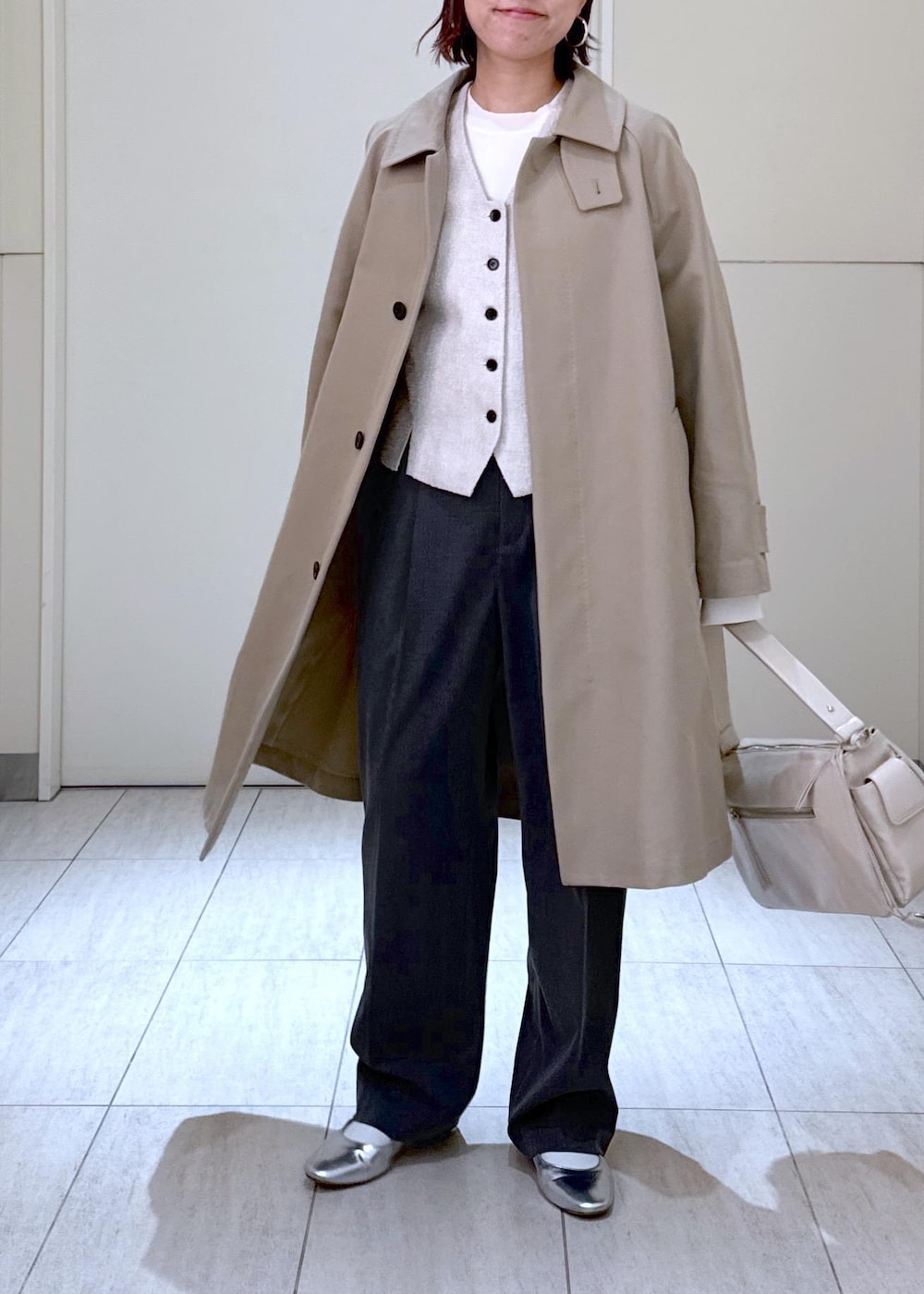 「25ss、25ss春の新作、ママ、ママコーデ、大人コーデ、大人、オフィスカジュアル、トレンチコート、初春コーデ、春コーデ、お仕事コーデ、セレモニーコーデ、入学式コーデ、入園式コーデ、レイヤード」|「ADAM ET ROPE'のフルニードルクルーネックニットプルオーバー(Tシャツ/カットソー、ホワイト系)」を使った、KUBOTAさん(レディース・159cm)の春コーディネートの6枚目の写真