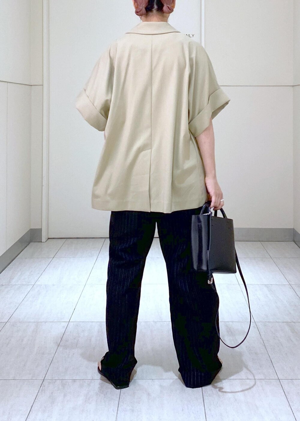 「jane smith、ジェーンスミス、ビーチサンダル、トングサンダル、Ben Amun、ベンアムン、24SS、24SS夏の新作、24AW、24AW秋の新作、ママ、ママコーデ、ジャケットコーデ、ショルダーバッグ、レザーバッグ」｜「ADAM ET ROPE'のストラップビーチサンダル（サンダル、ブラック系）」を使った、KUBOTAさん（レディース・159cm）の夏コーディネートの6枚目の写真