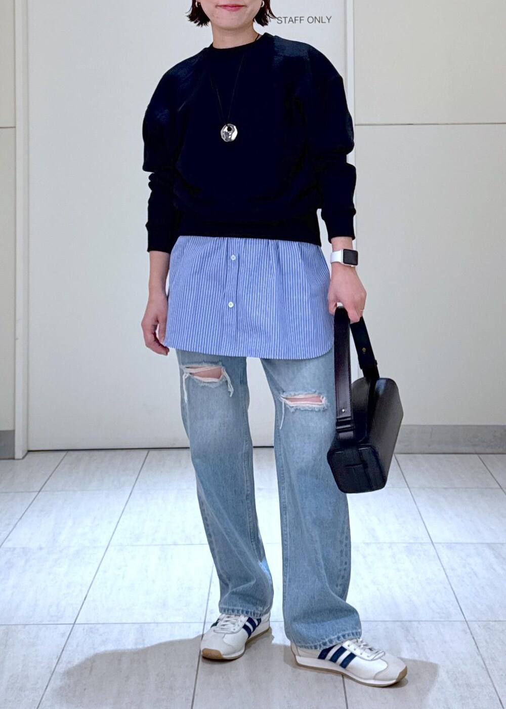 「デニム、ブローチ、HOMME girls、オムガール、25ss、25ss春の新作、大人、大人コーデ、ママコーデ、ママ、初春コーデ、デートコーデ、お出かけコーデ、旅行コーデ、推し活コーデ」|「ADAM ET ROPE'のボックスミニショルダーバッグ(ハンドバッグ、ブラック系)」を使った、KUBOTAさん(レディース・159cm)の冬コーディネートの5枚目の写真