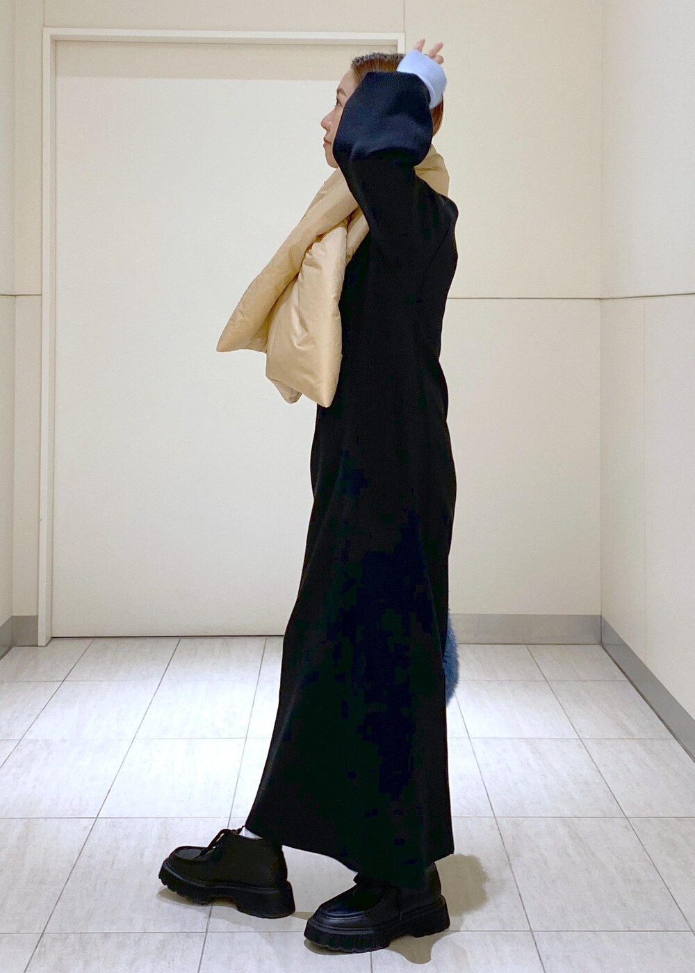 ブラック系のブーツ、ブルー系のニット/セーターを着用したレディースの冬コーディネートの3枚目の写真