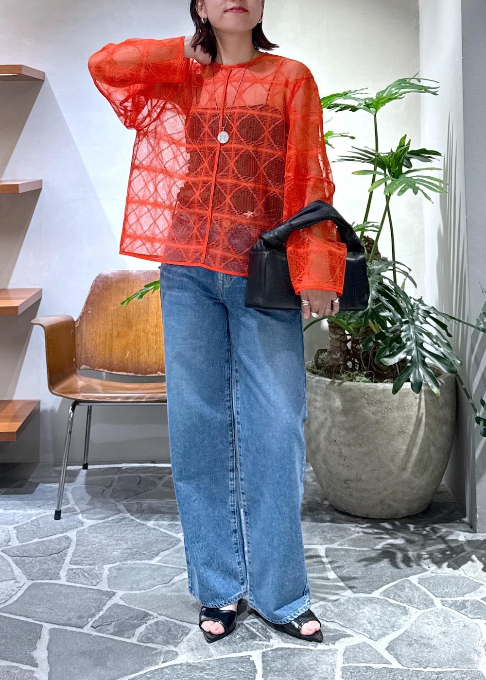 「25ss、25ss夏の新作、ニードバイ、NEEDBY for ADAM ET ROPÉ、PFT、パフト、レザーバッグ、デニム、デニムコーデ、ママ、ママコーデ、初夏コーデ、デートコーデ、お出かけコーデ、旅行コーデ」|「NEEDBY heritageの【NEEDBY for ADAM ET ROPE'】別注 MID RISE LUNA(デニムパンツ、ブルー系)」を使った、KUBOTAさん(レディース・159cm)の夏コーディネートの2枚目の写真
