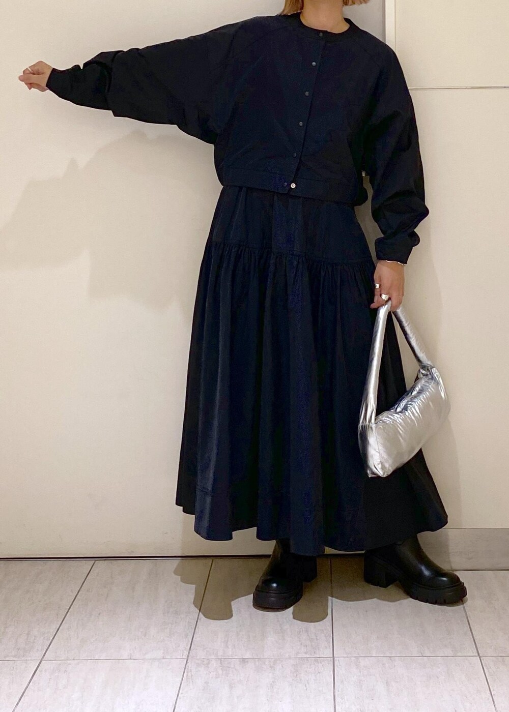 「ロングブーツ、コキヨ、kokyo、ibipio、イビピーオ、シルバー、ブレスレット、30代、ママコーデ、休日コーデ、楽ちんコーデ、リラックスコーデ、スカート、ブーツ、ADAM ET ROPÉ」｜「ADAM ET ROPE'の【kokyo】rectangulo puff bag（ハンドバッグ、シルバー系）」を使った、KUBOTAさん（レディース・159cm）の夏コーディネートの6枚目の写真
