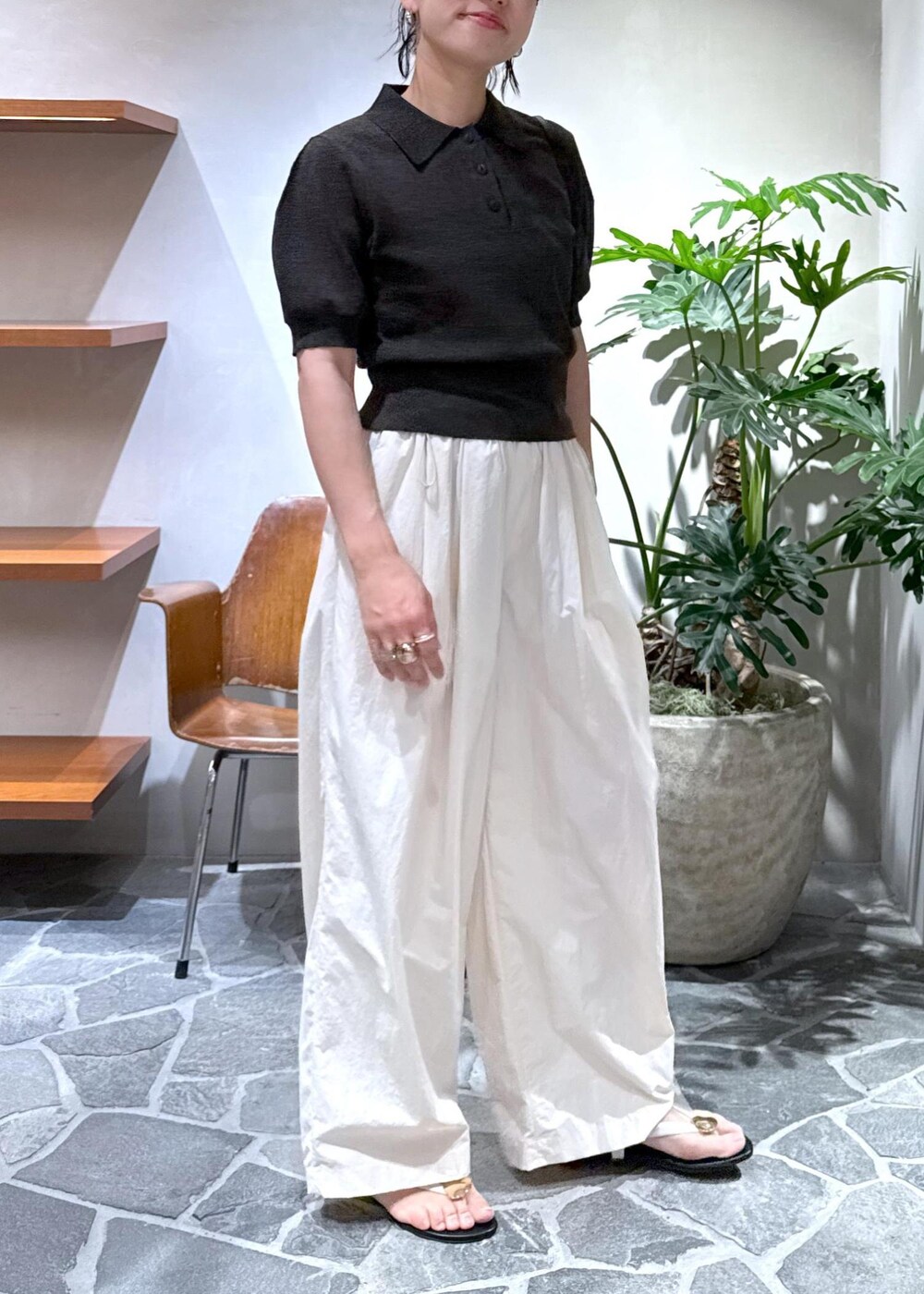 ホワイト系のその他パンツ、ブラック系のショルダーバッグ、ブルー系のポロシャツを着用したレディースの夏コーディネートの8枚目の写真