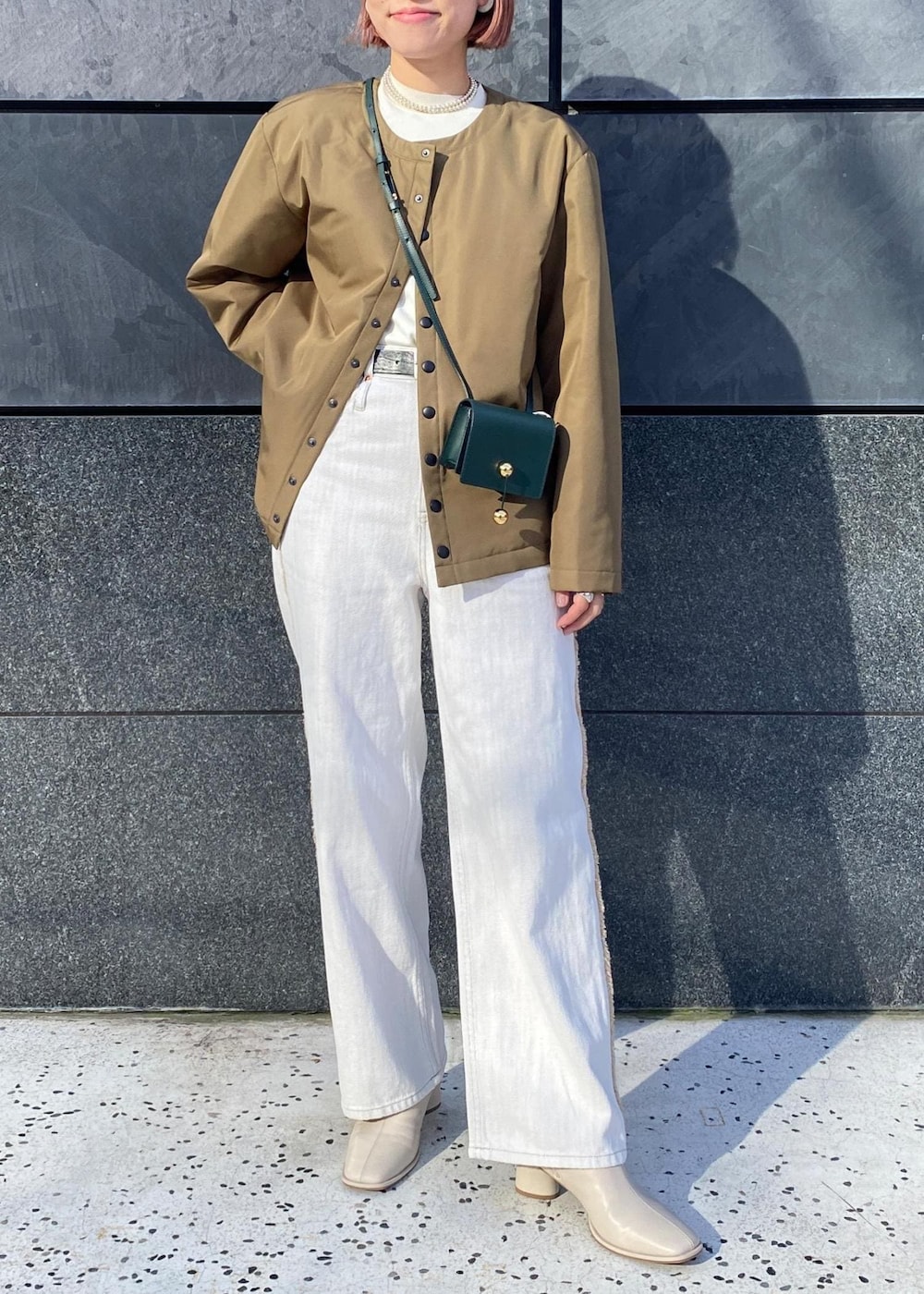 「agnes b.、アニエスベー、MARY AL TERNA、メアリーオルターナ、プレッションカーディガン、中綿ブルゾン、ママコーデ、休日スタイル、お出かけコーデ、ERICKA NICOLAS BEGAY、エリッカニコラスビゲイ、ポシェット、カーキ、ノーカラー、ブルゾン」｜「ADAM ET ROPE'のストレッチミドルブーツ（ブーツ、ホワイト系）」を使った、KUBOTAさん（レディース・159cm）の冬コーディネートの2枚目の写真