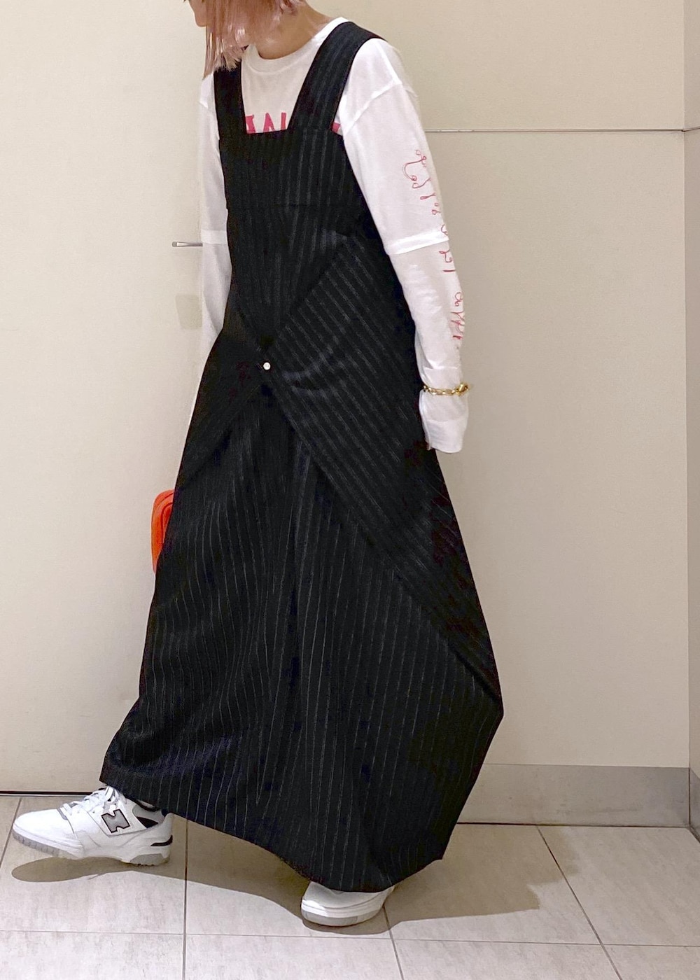 「GANNI、ガニー、VASIC、バジッグ、ピンストライプ、ニューバランス、ニューバランス550、New balance、New balance550、ママコーデ、お出かけコーデ、ワンピース、スニーカー、ADAM ET ROPÉ、FEMME」｜「ADAM ET ROPE'の【公式サイト限定】【New Balance】550（スニーカー、グレー系）」を使った、KUBOTAさん（レディース・159cm）の夏コーディネートの4枚目の写真