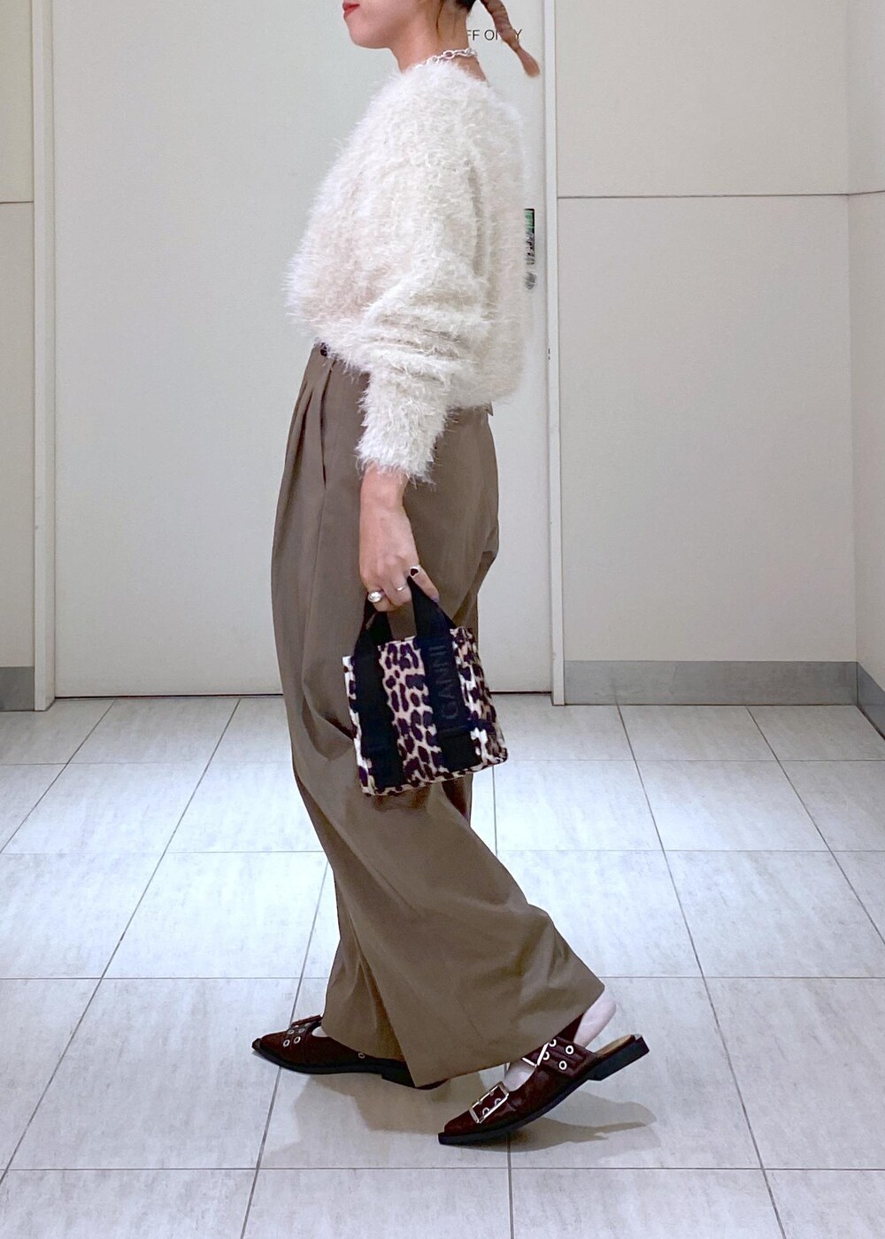 「GANNI、GANNI for ADAM ET ROPÉ、24aw、24aw秋の新作、ドレスバンツ、ニット、ママ、ママコーデ、大人かわいい、キレイめカジュアル、初秋コーデ、秋コーデ、初冬コーデ、デートコーデ、お出かけコーデ」|「ADAM ET ROPE'のバイカラーベルトドレスパンツ(スラックス、グリーン系)」を使った、KUBOTAさん(レディース・159cm)の秋コーディネートの5枚目の写真