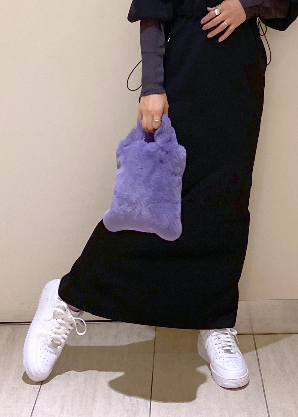 ブラック系のワンピース、パープル系のトートバッグ、グレー系のTシャツ/カットソーを着用したレディースの秋コーディネートの7枚目の写真