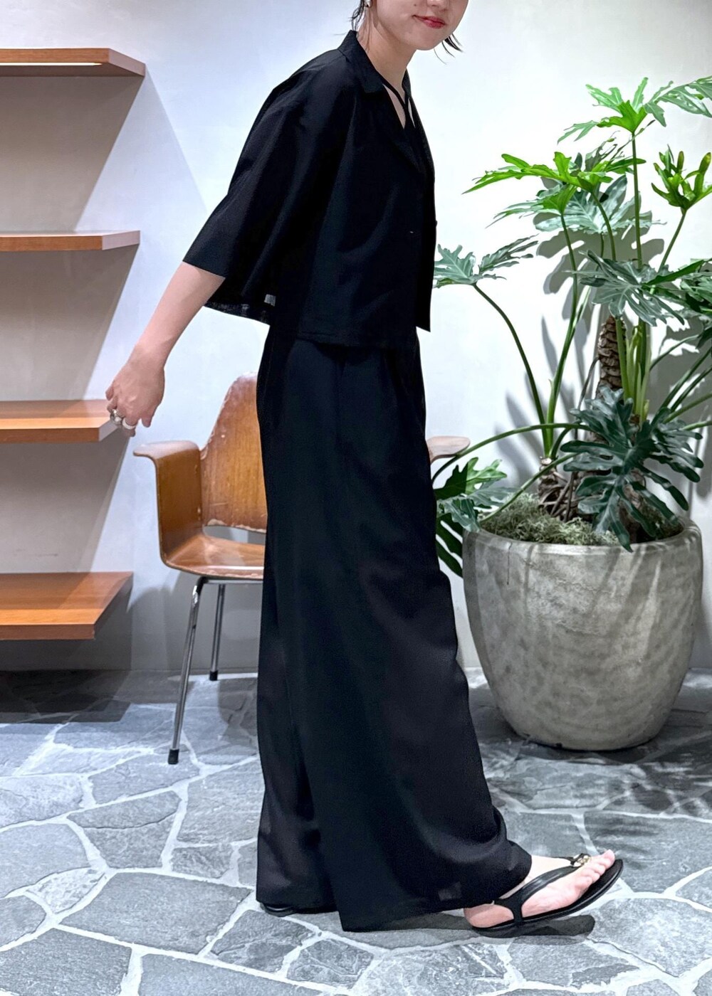 ホワイト系のショルダーバッグ、ブラック系のキャミソール、ブラック系のスラックスを着用したレディースの夏コーディネートの5枚目の写真