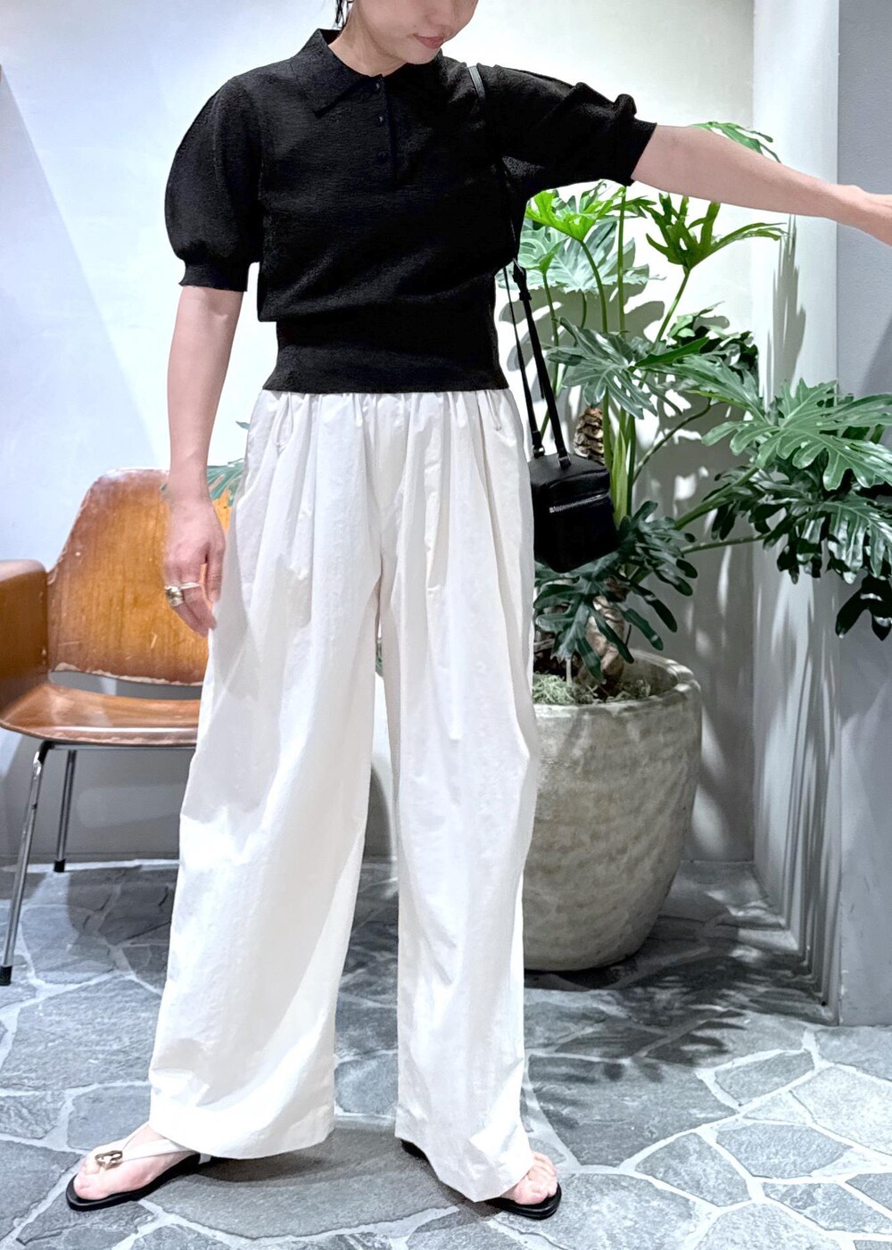 ホワイト系のその他パンツ、ブラック系のショルダーバッグ、ブルー系のポロシャツを着用したレディースの夏コーディネートの10枚目の写真