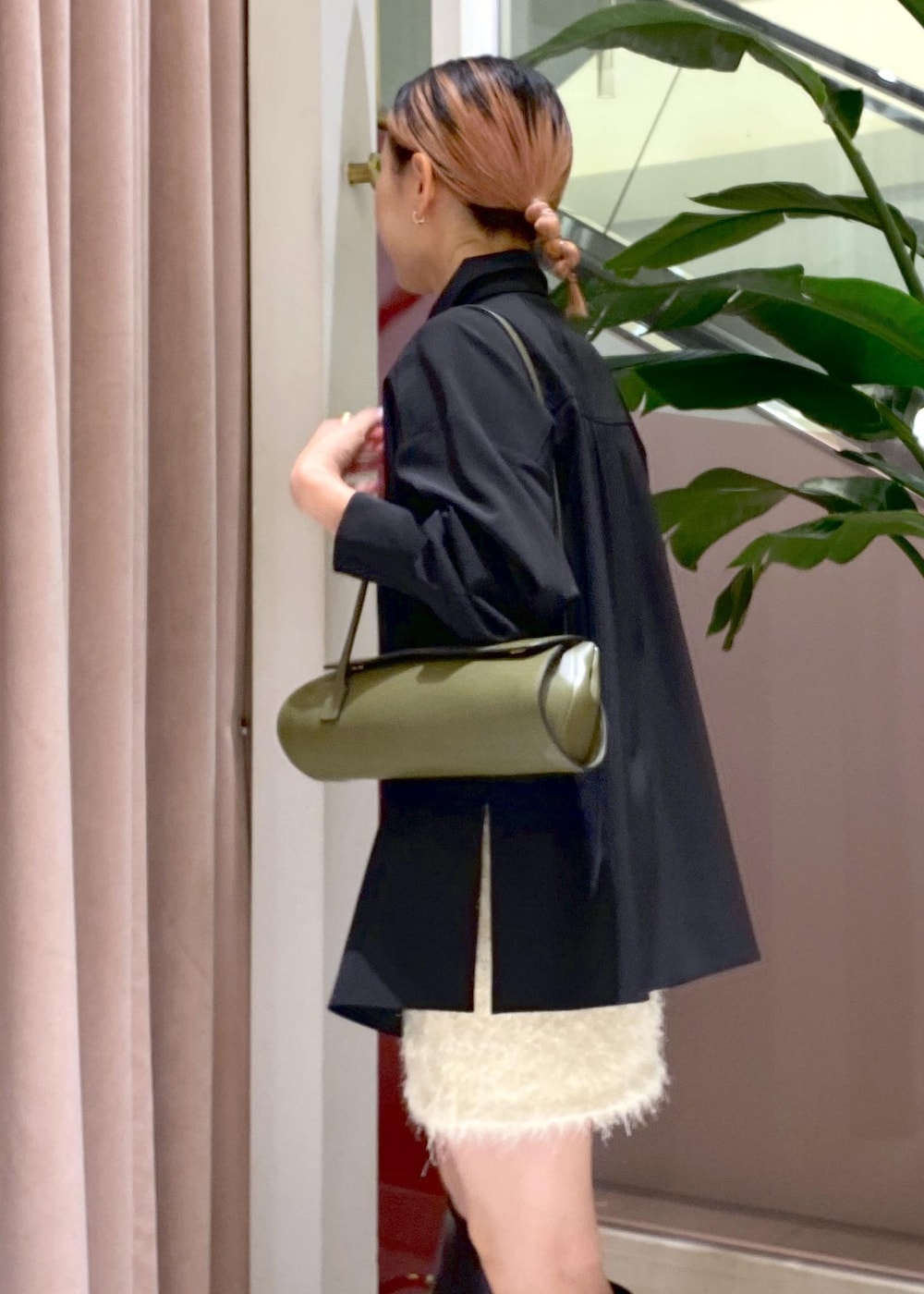 「24AW、24AW秋の新作、ママコーデ、ママ、とろみシャツ、とろみブラウス、ネクタイ、タイ、ロングブーツ、レザー、ミニスカート、フラッフィー、30代、初秋コーデ、秋コーデ」|「ADAM ET ROPE'のフラッフィーミニスカート(スカート、ホワイト系)」を使った、KUBOTAさん(レディース・159cm)の秋コーディネートの8枚目の写真