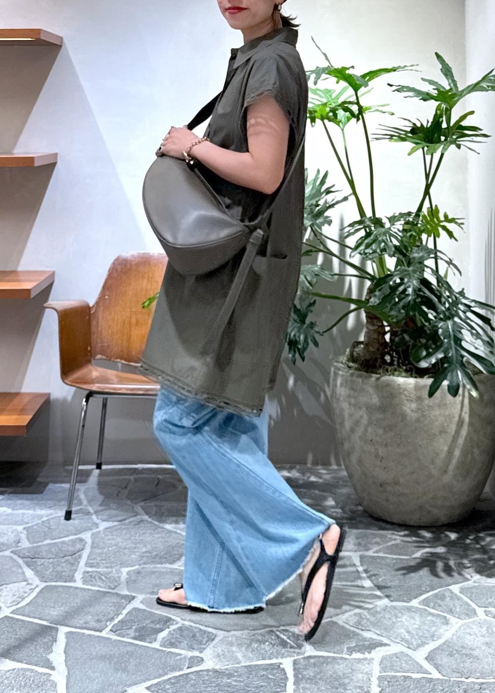 「25ss、25ss夏の新作、ママ、ママコーデ、ヘルシーデニム、Healthy denim、夏コーデ、運動会コーデ、デートコーデ、お出かけコーデ、旅行コーデ、フェスコーデ、推し活コーデ、女子会コーデ、大人カジュアル」｜「ADAM ET ROPE'の【Healthy Denim for ADAM ET ROPE'】別注 Daisy（デニムパンツ、ブルー系）」を使った、KUBOTAさん（レディース・159cm）の夏コーディネートの2枚目の写真
