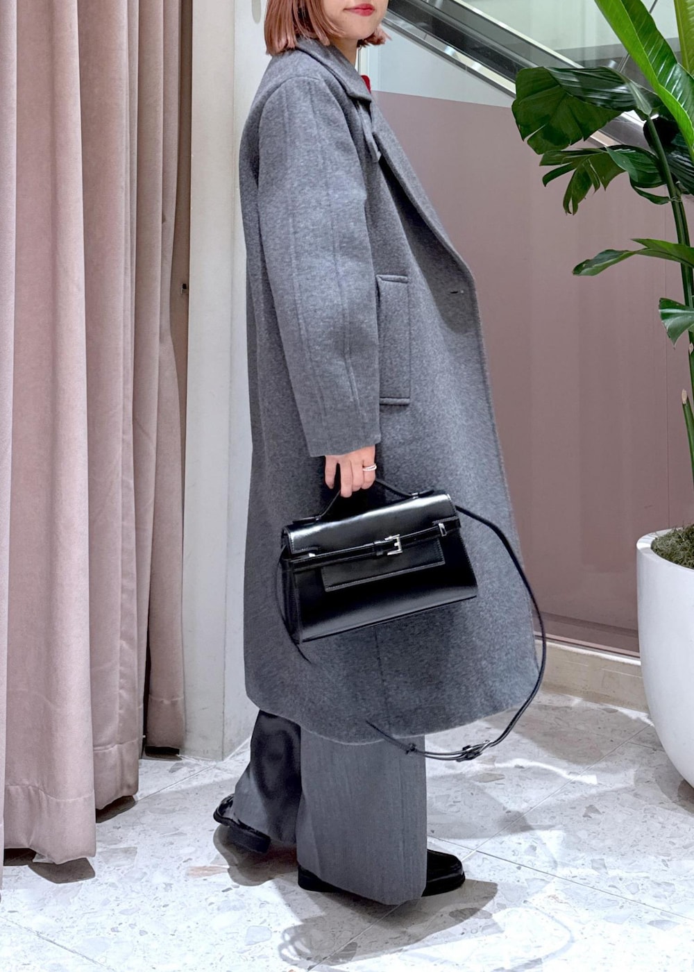 「ロングコート、赤コーデ、ワイドスラックス、ビットローファー、レザーバッグ、グレーコーデ、24aw、24aw冬の新作、大人コーデ、大人、休日コーデ、ママコーデ、ママ、アモーメント、AMOMENT」|「ADAM ET ROPE'のウールボンディングロングコート(ステンカラーコート、グレー系)」を使った、KUBOTAさん(レディース・159cm)の秋コーディネートの8枚目の写真