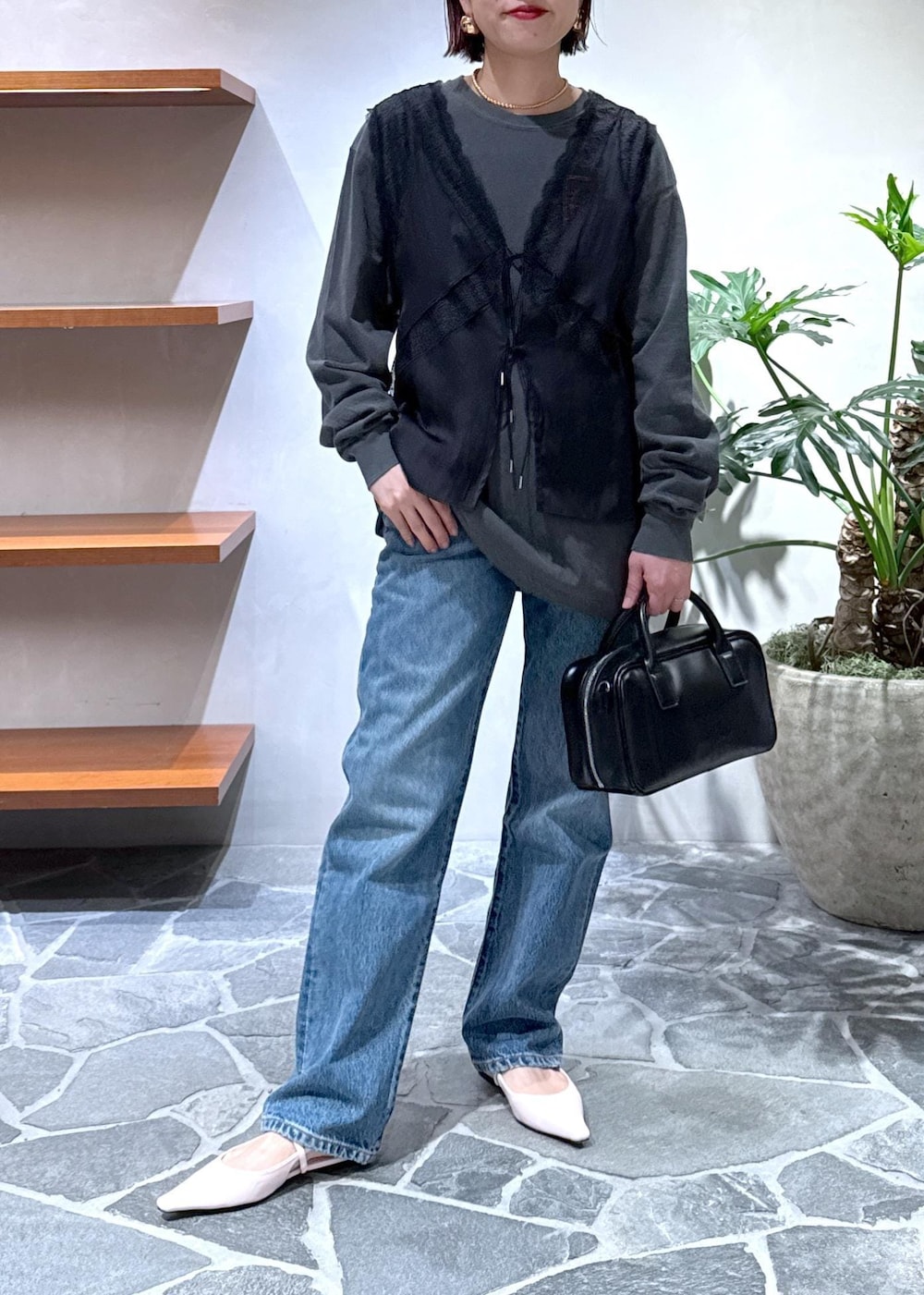 ピンク系のその他シューズ、グレー系のTシャツ/カットソー、ブラック系のベストを着用したレディースの春コーディネートの8枚目の写真