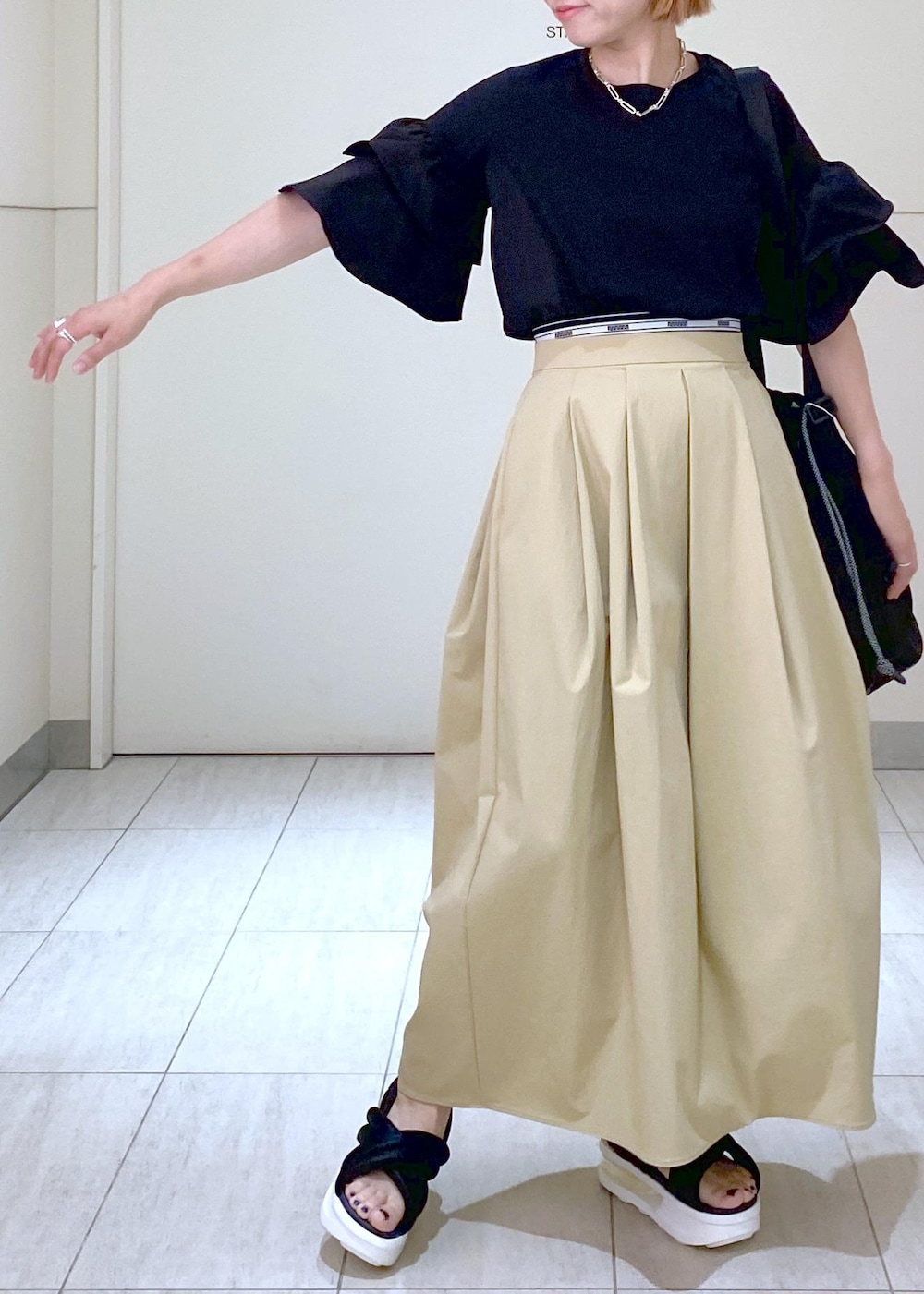 「24SS、24SS春の新作、24SS夏の新作、大人かわいい、大人フェミニン、カジュアルフェミニン、休日スタイル、休日コーデ、お出かけコーデ、ママコーデ、30代、フォトT、ラッフルT、チノ、NOMADIS」｜「ADAM ET ROPE'のコネクトチェーンネックレス（ネックレス、シルバー系）」を使った、KUBOTAさん（レディース・159cm）の春コーディネートの9枚目の写真